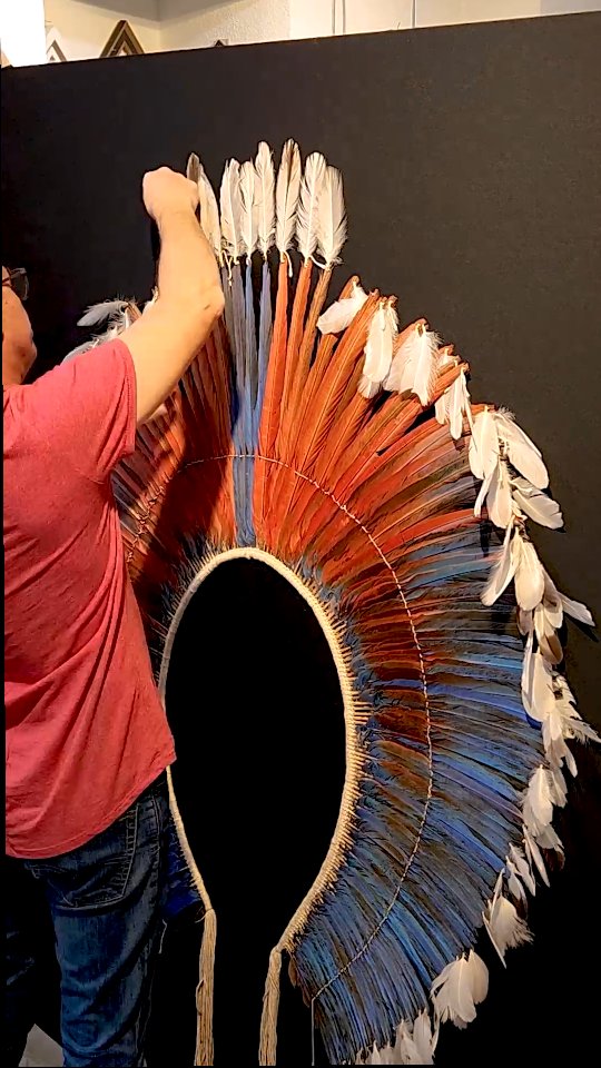 Les petites mains de l'atelier s'affairent avec minutie et dextérité pour manipuler les objets précieux, comme lorsqu'il faut fixer une par une les plumes de cette grande parure avec toute la délicatesse nécessaire.
#cadresurmesure #encadrementdart #artframing #artisanatdart #schottencadrement #encadreur #encadreurartisan #encadrementgeneve #customframing #posterframing #frameyourart #parureplume #kayapo #parure #feathers #parrotfeathers