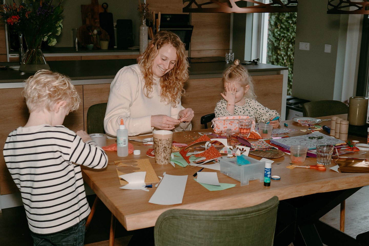 Misschien kijk je om je heen en denk je:
het is hier rommelig.
De was ligt er nog.
De tafel plakt een beetje.
Er staat speelgoed waar het niet hoort.
Maar dit…
dit is hoe het leven er nu uitziet.
Niet strak.
Niet af.
Wel van jullie.
Ik geloof dat je huis niet eerst anders hoeft te zijn
om het vast te mogen leggen.
Het is al genoeg.