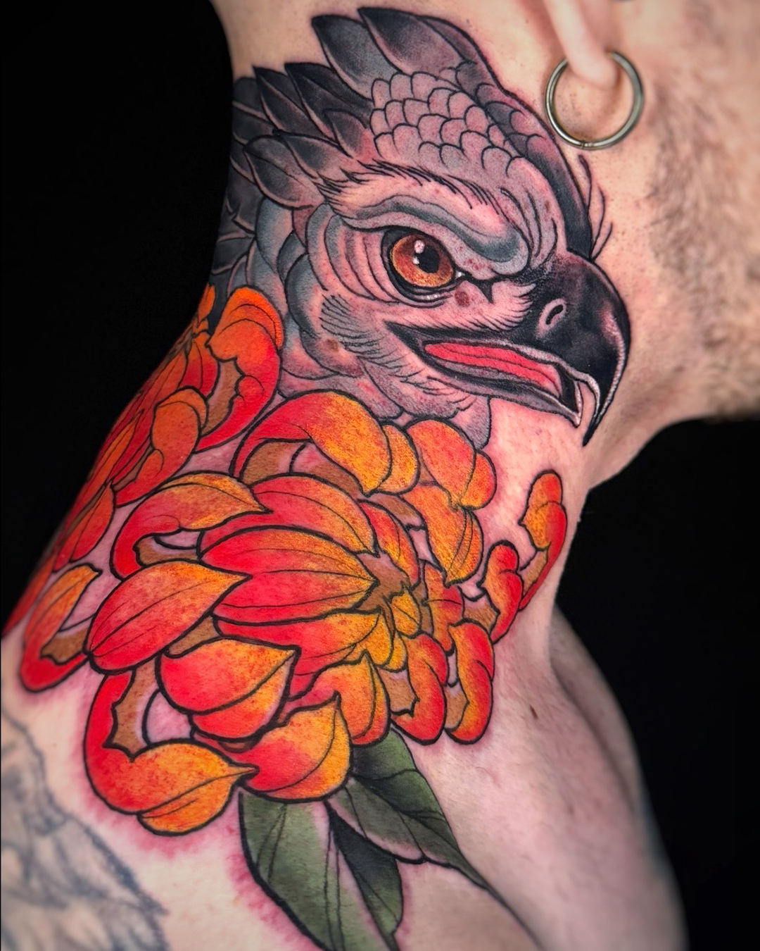 🔥Piezas como esta nos recuerdan por qué amamos lo que hacemos.💪
Esta gran pieza fue a cargo de @melissareyestattoo
Un Águila arpía imponente con unas flores llenas de mucho color y pasión.
✨Si buscas un tatuaje con impacto y detalle, estamos listos para crear tu próxima obra.
Gracias por elegirnos y confiar en nuestro trabajo.🙌
Mándanos DM o visita el estudio y cuéntanos tu idea.
#Tattoo #colortattoo #harpia #harpyeagle #colortattooartist #TatuajesdeReyes #reyestattoosupply #empiereneedles