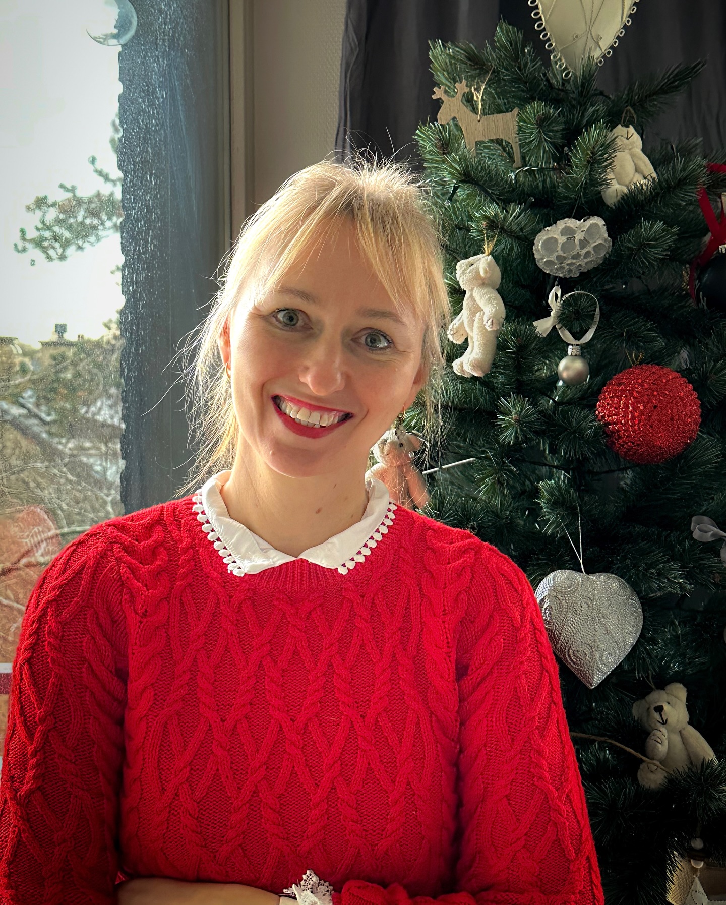 All year long, Christmas feels far away🎄And then suddenly the streets glow with warm little lights, garlands appear everywhere, and behind almost every window there’s a Christmas tree. You feel it in the air: it won’t be long now before we’re sitting around the table, slowing down, sharing food, stories, and time with the people we love🥰
Before I step away for a Christmas break, I wanted to check in with you.
Some of you have asked how I’m doing, so here’s a little update. Things are going much better. After a few acupuncture sessions and a more gentle work rhythm with shorter days and plenty of rest in between, I feel my energy slowly returning. It still runs out faster than I’d like, and when it does, I rest. But I’m learning to listen better. To notice the signals earlier. To work with my body instead of pushing through. That already feels like a big win.☺️
I’ll be taking some time off now and will be back here in early January, rested and ready for a new chapter.
👩🏻🎨 And there is a lot to look forward to. Next year brings new workshops and courses in my studio, urban sketching workshops around the Netherlands, the second edition of our Sketching Retreat in Granada with Emma in October, and my very first sketching retreat in Morocco together with TedrArt. All things I’m enormously excited about.
🎨 Inside Brave Brushes, we’re starting fresh as well. In January, we open the Foundation Roadmap for beginners again, and we’re introducing a brand new roadmap for intermediate sketchers. Beginners will start with The Basics of Urban Sketching, while intermediate sketchers dive into The Power of White, learning how to sketch white objects with depth, light, and confidence.
If you’re curious, all the 🔗 links are in my bio (except the retreats, they will be added beginning of next year).
For now, I’m wishing you calm days, lovely moments, and a little space to breathe. See you in the new year.
Love,
Julia ❤️