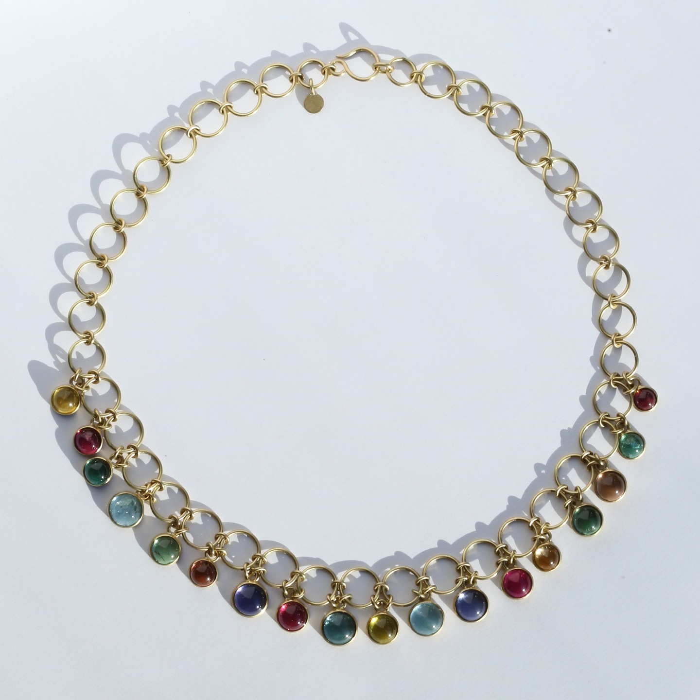 Turmaline, Tansanite und Aquamarine mit insgesamt 42,56 ct in 750er Gelbgold.
Die schmecken zwar nicht so gut, sind aber echtes Eyecandy.
#jewelry #collier #gold #gemstones #cabochon #tourmaline #tanzanite #aquamarine