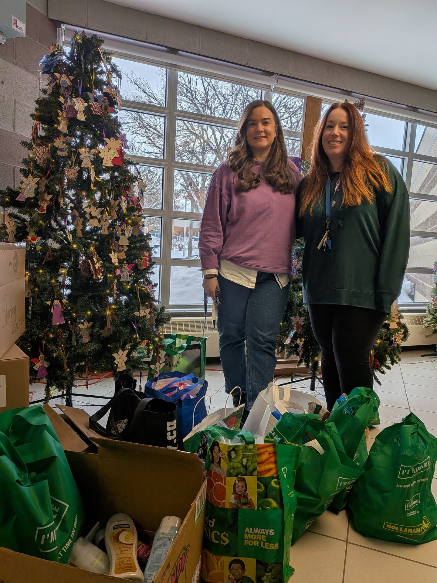 🎁✨ Thank You, Holy Rosary Catholic School for supporting our Holiday Hope Drive, donating much needed essentials and gifts for children and families in our community! @waterloocdsb #HolidayHope #Gratitude #CommunitySupport