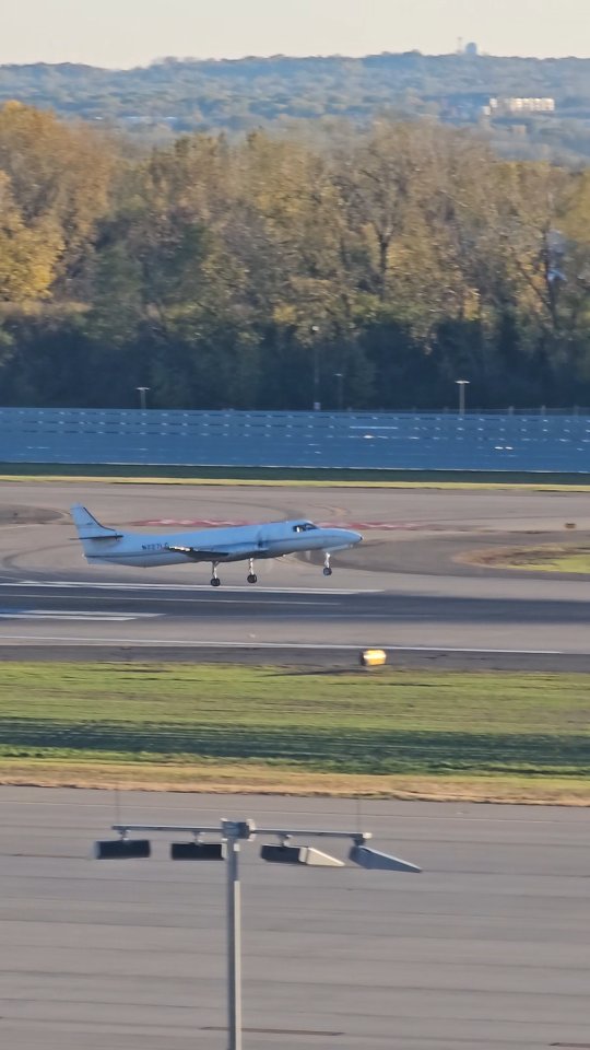 In praise of all the cargo pilots this holiday season, especially the freight dogs flying cargo feeder routes. ✈️📦 Cargo feeder airlines move express packages between large airports and far-flung smaller communities across the U.S. that would take several hours to reach by truck. They often fly as the sole pilot onboard and they load/unload cargo at the outstations. Here we see a Bemidji Airlines Metroliner departing Minneapolis on an autumn evening.
.
🏷 #bemidjiairlines #metroliner #takeoff #mspairport #aircargo