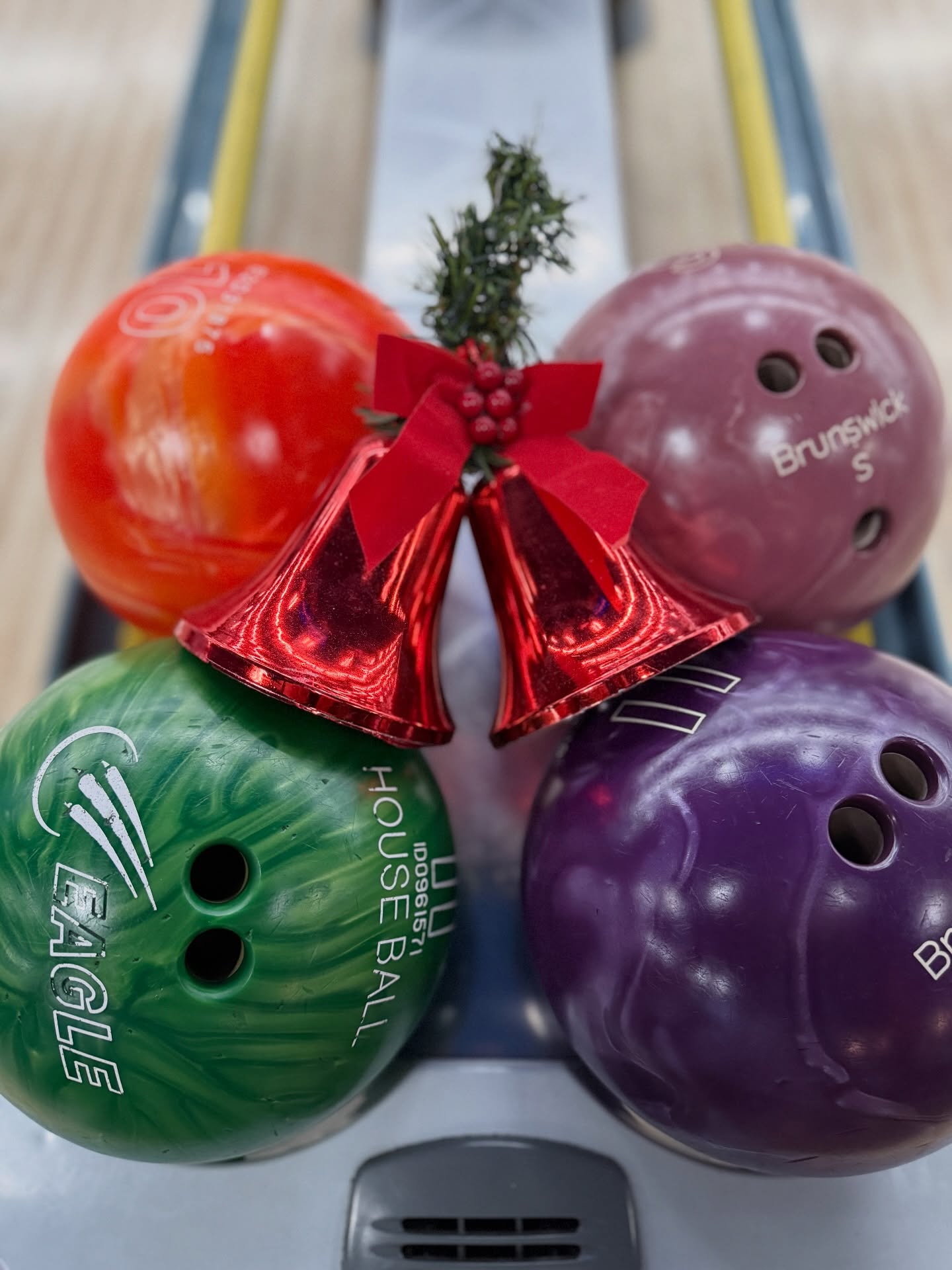 Start the holidays with a strike of fun 🎳✨
Friends, laughs, and a little friendly competition—bowling is the perfect way to kick off the season!
Click the link in our bio to book and roll into the holidays with us 🎄💫
Only a few lanes left for tomorrow and Sunday be sure to book before you miss out!
.
.
#HolidayFun #BowlingVibes #StrikeSeason #FestiveFun #LetTheGoodTimesRoll #HolidayPlans #BowlingTime #FamilyFun #FriendsNightOut #WinterVibes 🎳✨