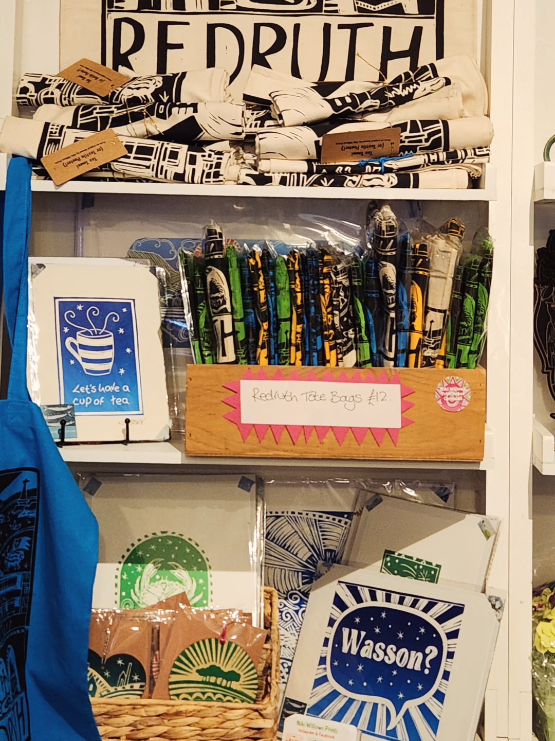 @craftcollectiveshop topped up with prints, wooden decs, bags and teatowels. If you're in Redruth it is a treasure trove of Cornish makers 😊
#redruth
#linocuts
#cornwall