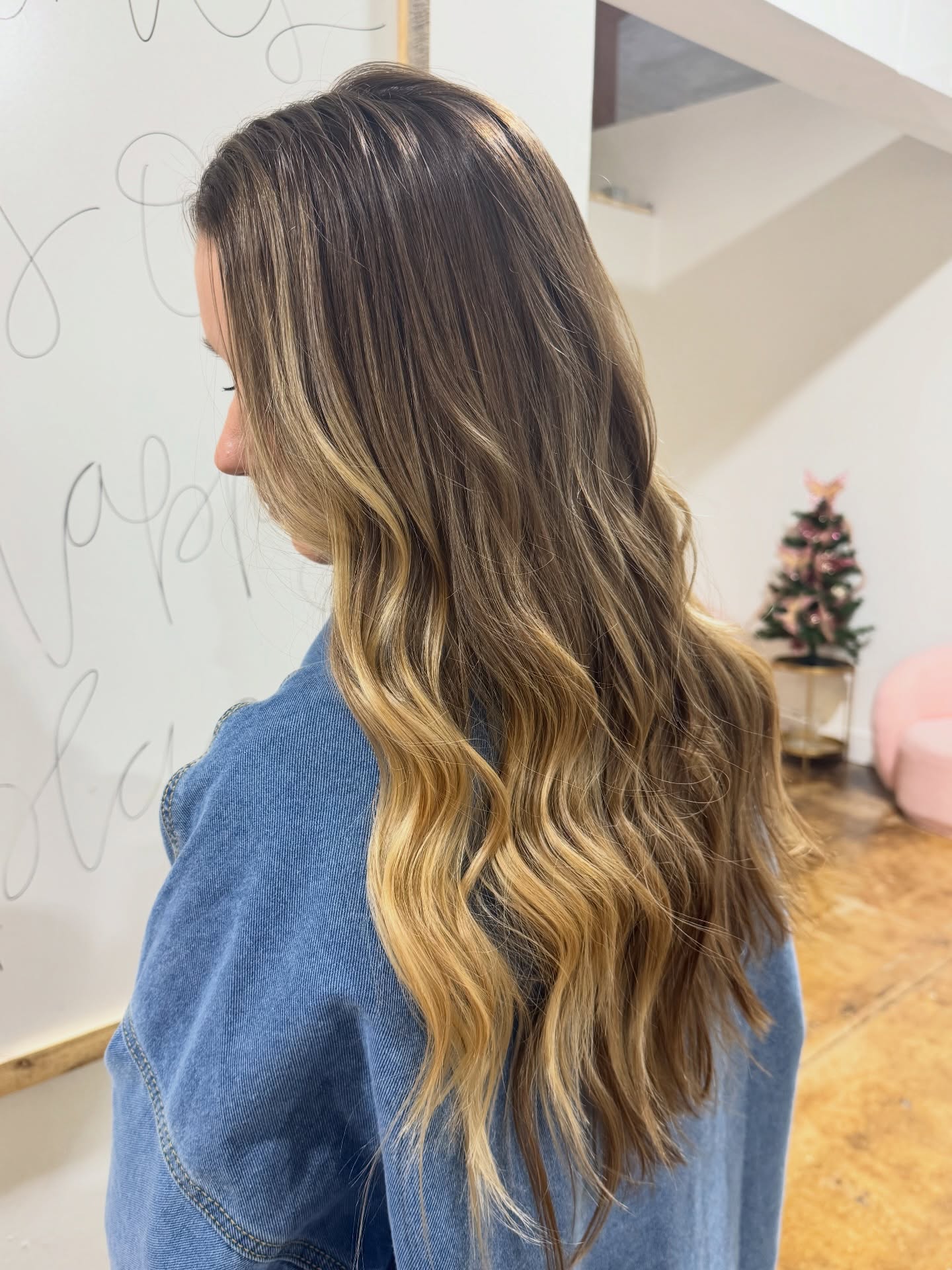 She came in ready for a change… and left with THIS 😍
This transformation turned out so good I’m low-key tempted to do it on myself 🙊
It was her first time ever coloring her hair, and she wanted depth + brightness without losing that healthy, effortless vibe. After a thorough consult, we created a custom look made just for her.
Here’s how we did it ⬇️
✨ A mix of highlight techniques to build a bright, dimensional base
✨ A soft root shadow + strategic lowlights for depth and blend
✨ Finished with an all-over gloss for shine and tone perfection
✨ Styled with Redken Shades leave-in + heat protectant, shine oil, and LOMA Texture Spray to define and lock in those curls
If you’re thinking “Yep… I need this” 💭
📅 I have a few January openings left—perfect for a post-holiday reset + self-care moment.
DM me or tap the link in my bio to book ✨
#ChattanoogaHair #ChattanoogaStylist #DaytonTNStylist #SpringCityTn #DaytonTnSalon
•Chattanooga TN luxury hair salon •Dayton TN hair stylist Hair services Chattanooga TN •Luxury hair salon services •Hair stylist services Chattanooga •Hair salon Dayton TN services •Full service hair salon Tennessee
•Hair services near me
•Tennessee hair wellness salon