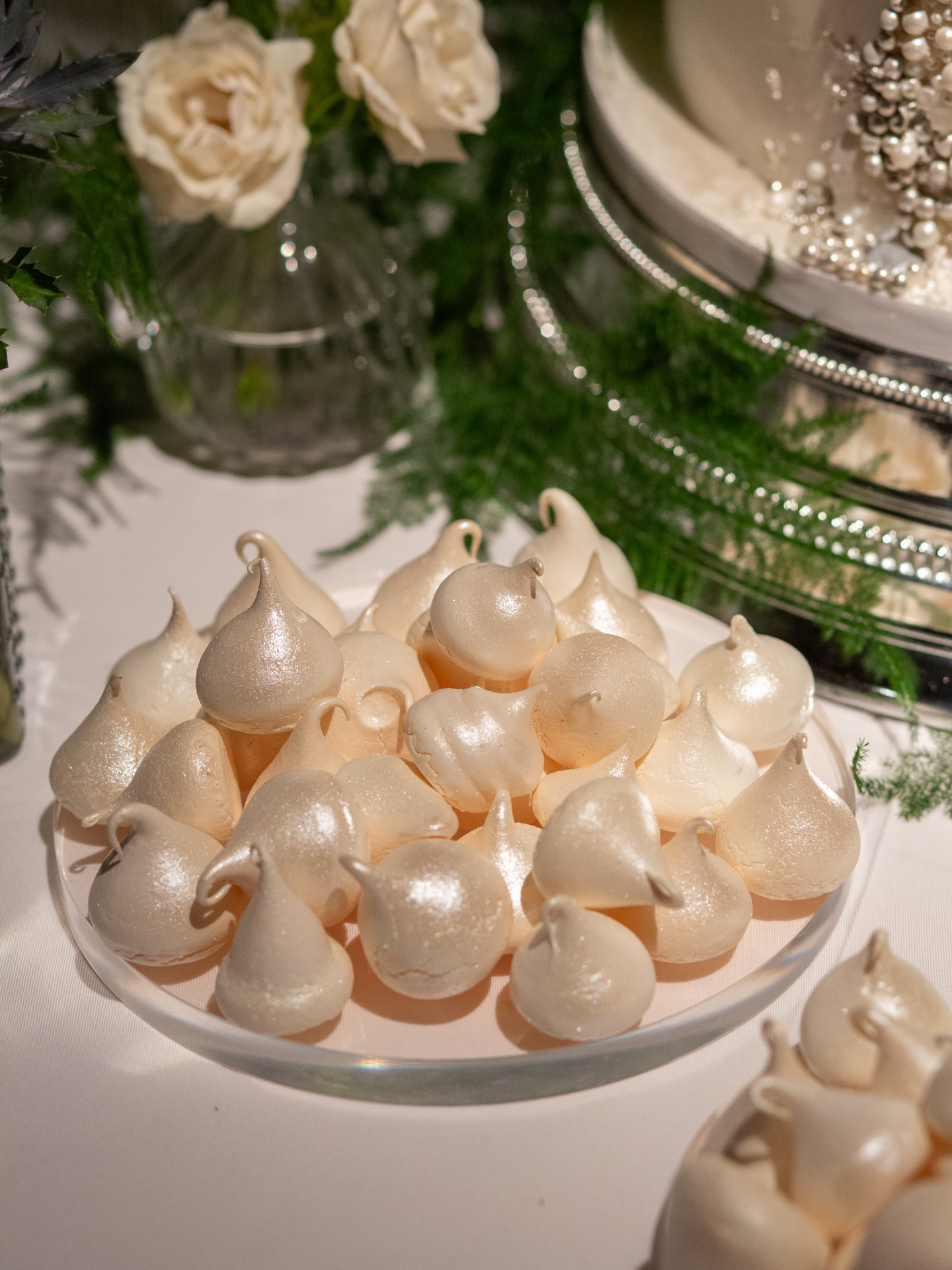I created these meringue kisses to echo the soft, shimmery tones of the styling at a recent styled shoot @thegreatbarndevon
After 15 years working as a Pastry Chef, I still love having the chance to create all kinds of beautiful sweet treats, especially at this time of year.
Wishing everyone a very happy Christmas 🌟
@thegreatbarndevon
@daisydavidsonphoto