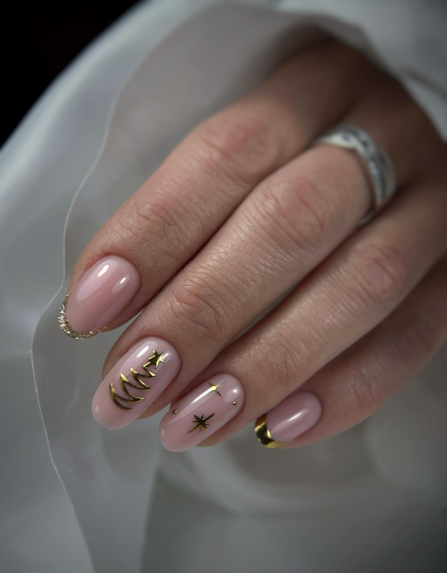 Une pose d’hiver minimaliste comme on aime ❄️
J’ai adoré faire ce design! 🤭✨
Dis-moi ce que tu en penses en commentaire 👇🏼
📍Montastruc-la-Conseillère
#manucurerusse #nails #christmasnails #onglestoulouse