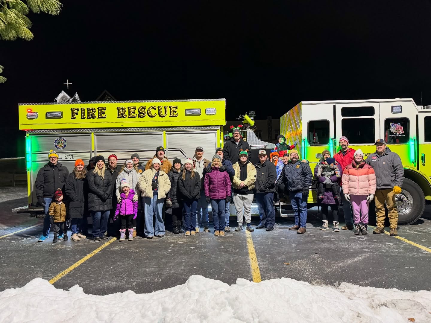 Tonight, SFD and family went around to our honorary members and wives’ homes to help spread the Christmas cheer! 🎅🏼 🎄