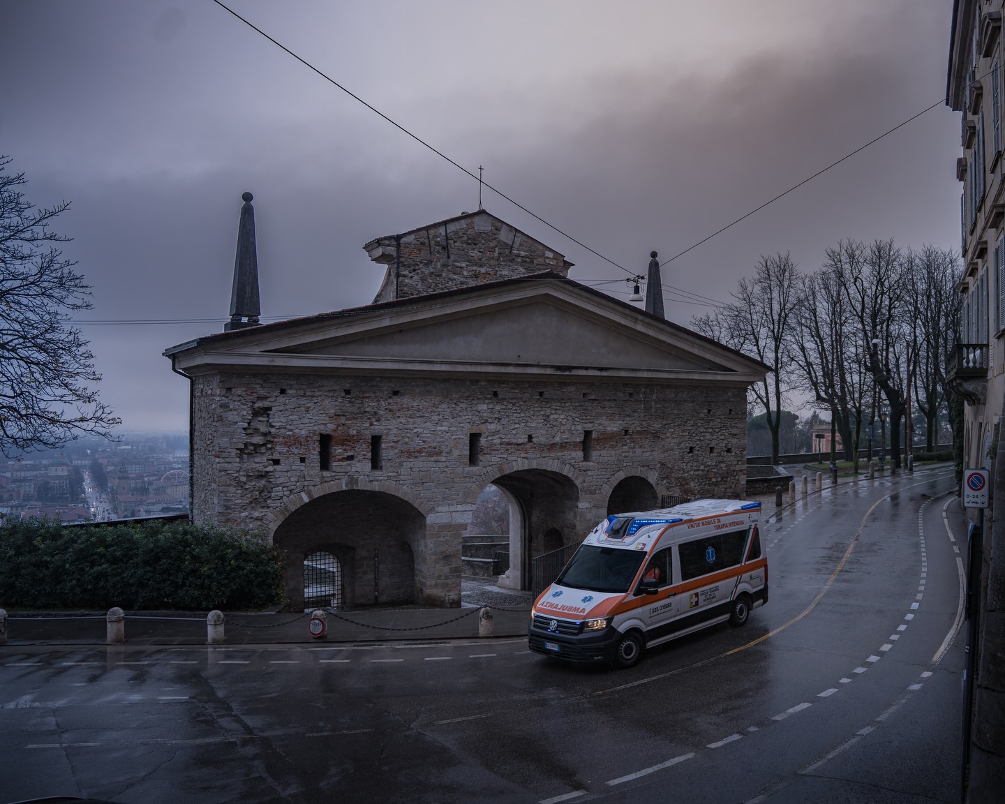 CROCE BIANCA CITTÀ DI BERGAMO: CONFERMATE LE CONVENZIONI DI EMERGENZA-URGENZA H12 E H24
AREU Lombardia ha ufficializzato l’esito del nuovo bando per l’assegnazione delle postazioni di soccorso: Croce Bianca Città di Bergamo si è aggiudicata nuovamente le convenzioni di Emergenza-Urgenza H12 e H24, già operative sul territorio.
Una riconferma tutt’altro che scontata.
Il nuovo bando ha rimesso in gara l’intero sistema, valutando in modo rigoroso qualità del servizio, organizzazione e capacità operativa. Essere confermati significa aver dimostrato solidità, affidabilità e continuità nel tempo.
Le convenzioni H12 e H24 garantiscono:
🚑 presenza costante e continuativa sul territorio
👥 un servizio fondato sul lavoro quotidiano di dipendenti e volontari
📍 un contributo concreto alla sicurezza dei cittadini
Questo risultato è soprattutto merito delle persone:
grazie ai volontari e ai dipendenti che ogni giorno mettono competenze, tempo e responsabilità al servizio della comunità, spesso lontano dai riflettori.
La riconferma delle convenzioni non è un punto di arrivo, ma una responsabilità che si rinnova.
#CroceBiancaBergamo #EmergenzaUrgenza #AREU #Soccorso #Volontariato #Dipendenti #AlServizioDelTerritorio