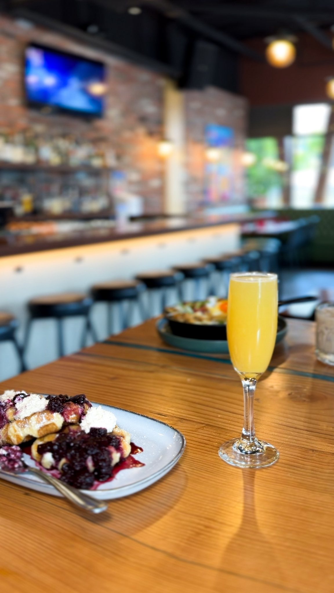 Psst, did you know we’ll be having a Bubbles & Brunch event New Year’s Day until 3pm? 👀 Build your own mimosas by ordering a bottle of bubbles & a side of juice for $35! 🥂
Reserve your table today & tell your friends & family!
.
.
.
.
.
#esquimalt #yyjeats #yyj #yyjlocal #yyjfood #localyyj #saxepointpub #yyjevents #yyjevent #yyjnewyears
