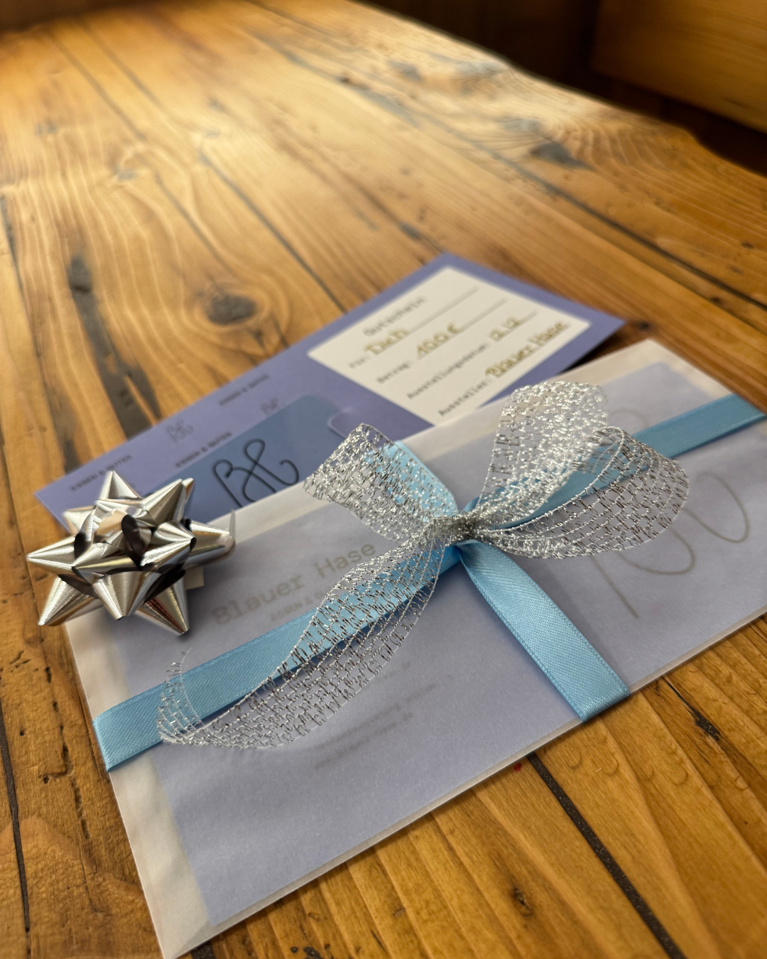 🎁 Schenkt Genuss!
In unserem Shopbereich haben wir eine kleine aber feine Auswahl an Feinkost & Lifestyle-Produkten sowie verschiedenste Weine. Wir packen euch auch gerne Geschenkkörbe oder verpacken die Artikel liebevoll zu einem Geschenk!
Für all diejenigen, die sich lieber noch nicht 100% festlegen wollen, sind unser Gutscheine die perfekte Lösung. Die Gutscheine bekommst du in unseren Öffnungszeiten vor Ort oder durchgehend online zum selbst ausdrucken 🎁 💙🐇