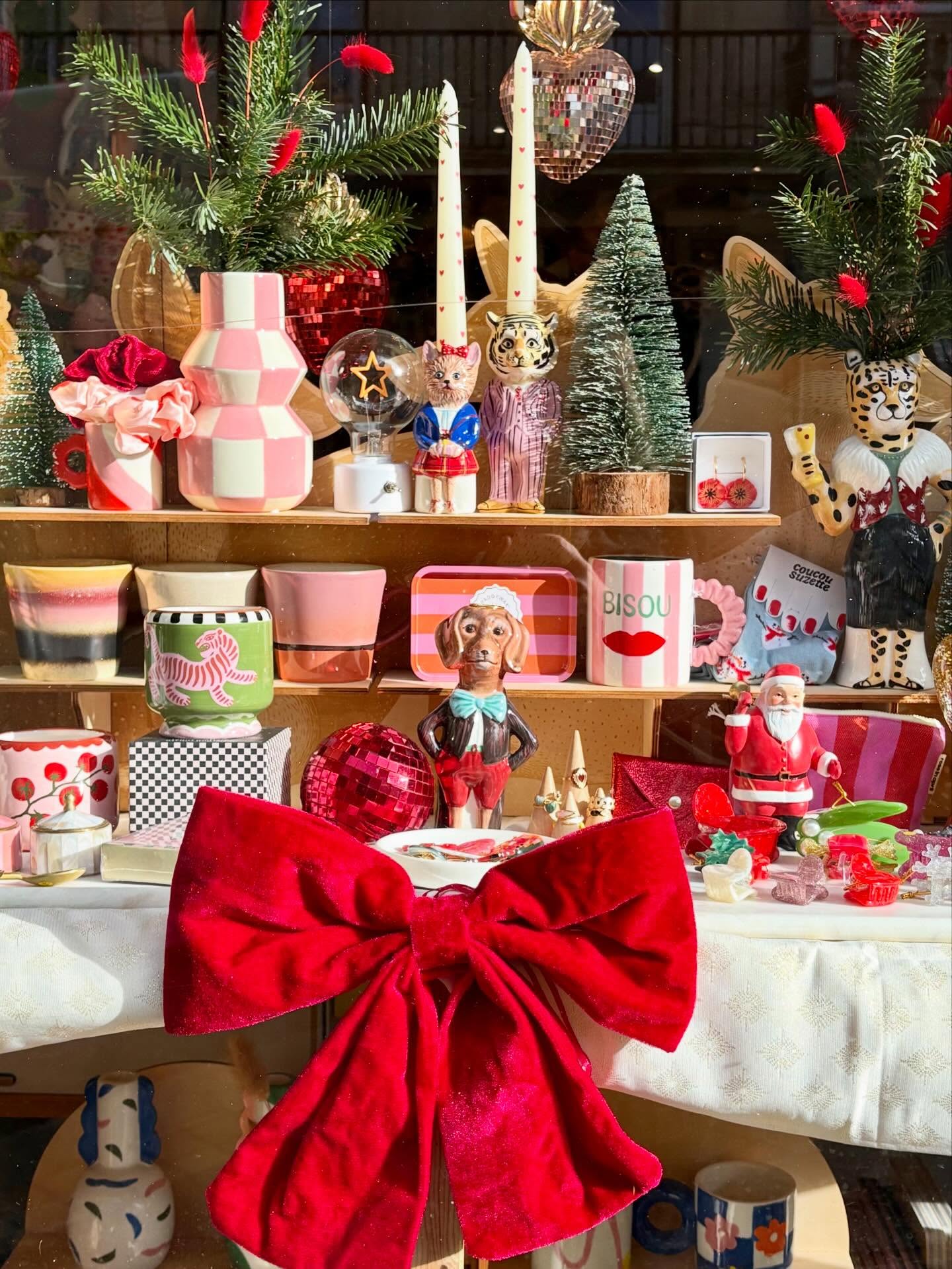 🎄Dernier week-end avant Noël. 🎄
Pas de panique : on a pensé à tout et à tout le monde 🎄🎅
✨ Au Puits d’Amour, on a les bonnes idées pour tous ceux que tu veux gâter ou chérir. ✨
Pour ta maman que tu aimes fort 💐
Pour ton père à qui tu ne sais jamais quoi offrir 😅
Pour ta belle-sœur (exigeante, évidemment) 😌
Pour ta collègue ou ton Secret Santa de dernière minute 🎁
Pour ta mamie adorée 💕
Pour ton tonton un peu relou (si, si, on a ce qu’il faut) 🙃
Et pour ta bestie, celle qui mérite clairement le plus beau des cadeaux ✨💖
🎁 Ici, tu trouveras des objets
✨ beaux
🌈 joyeux
👌 utiles
😎 parfois décalés
⏳ pensés pour durer
💛 et surtout… pensés pour faire vraiment plaisir
📍 Le Puits d’Amour
113 rue Fondaudège, Bordeaux
🚋 Quartier Jardin Public – Tram D : Museum
🕰️ Ouverts non-stop jusqu’à Noël
Lundi → samedi : 11h–19h
Dimanche : 14h–18h