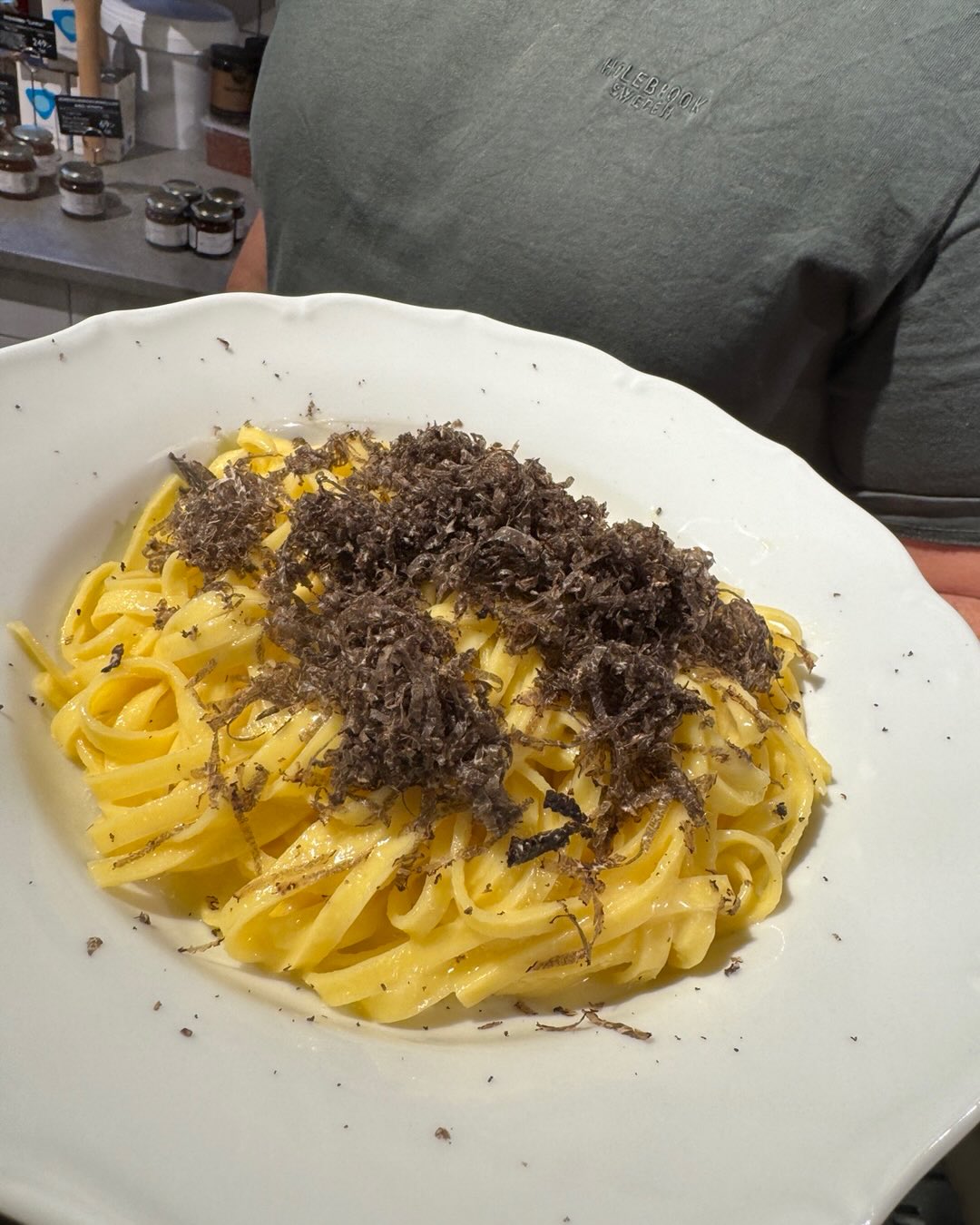 ALLORA
Vi längtade hem. Då åkte vi till lilla Italien på Nackstrand!
En liten italiensk bastion på Nacka🇮🇹Strand. Claudios Kitchen. Plötsligt var vi tillbaka i Italien. 🇮🇹 Årets bästa espresso. Missa inte deras pasta med färsk tryffel. En underbar butik och liten restaurang med det bästa från Italien.