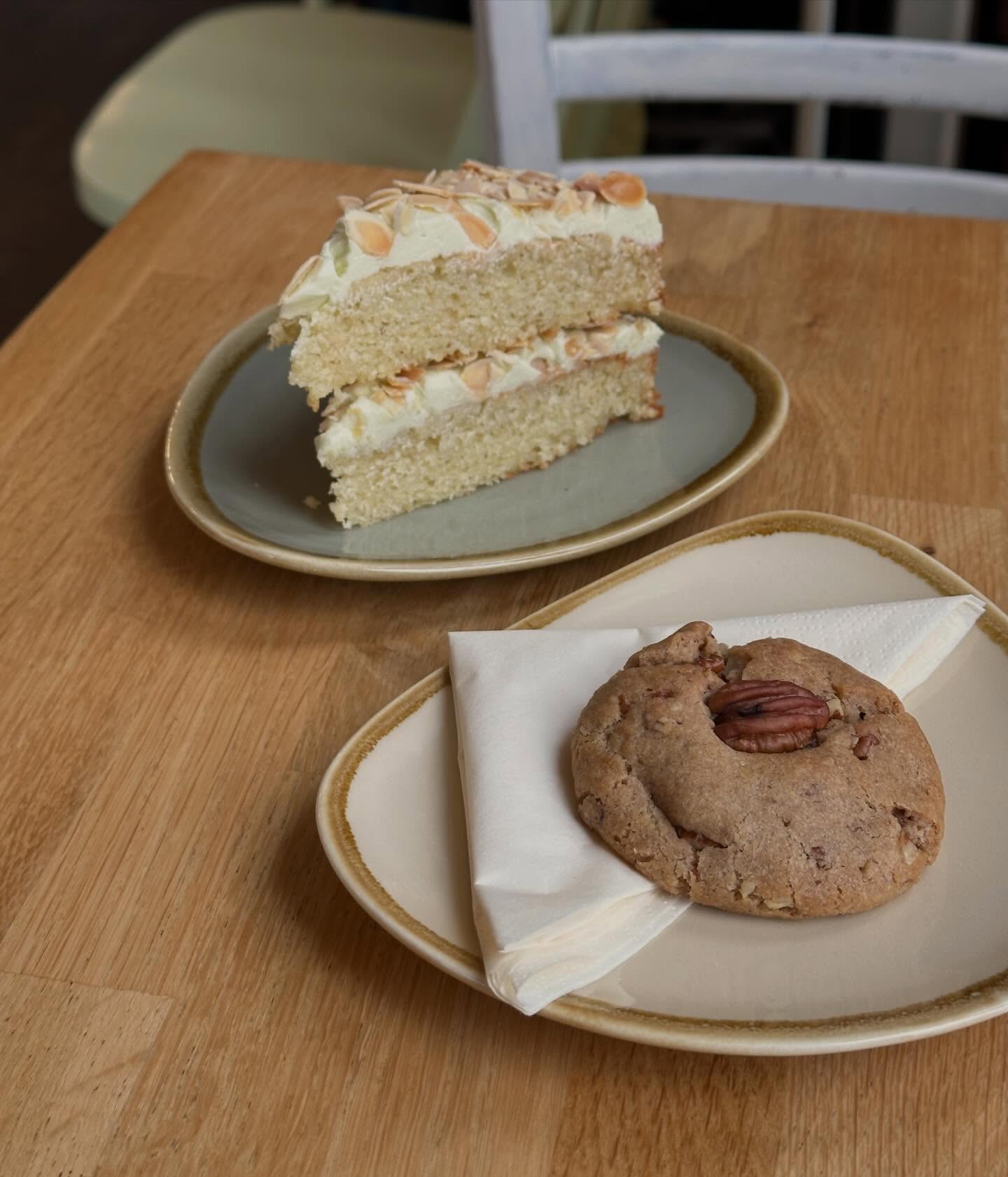 This week’s specials: pecan cookies and pandan-almond cake (gluten-free!)
The holiday season has got us in a creative mood, and we’re excited to try some new things again this week 💚
The pecan cookies are similar in texture to our chocolate chips, but with chunks of pecan and cinnamon, instead of chocolate. They go for €2,75 each!
The gluten-free pandan-almond cake is finished with a pandan buttercream and toasted almond flakes 💫 a slice is €4,95
Come by to try them and let us know what you think!
#vegan #bakery #veganbakery #specials #recipetesting #veganamsterdam