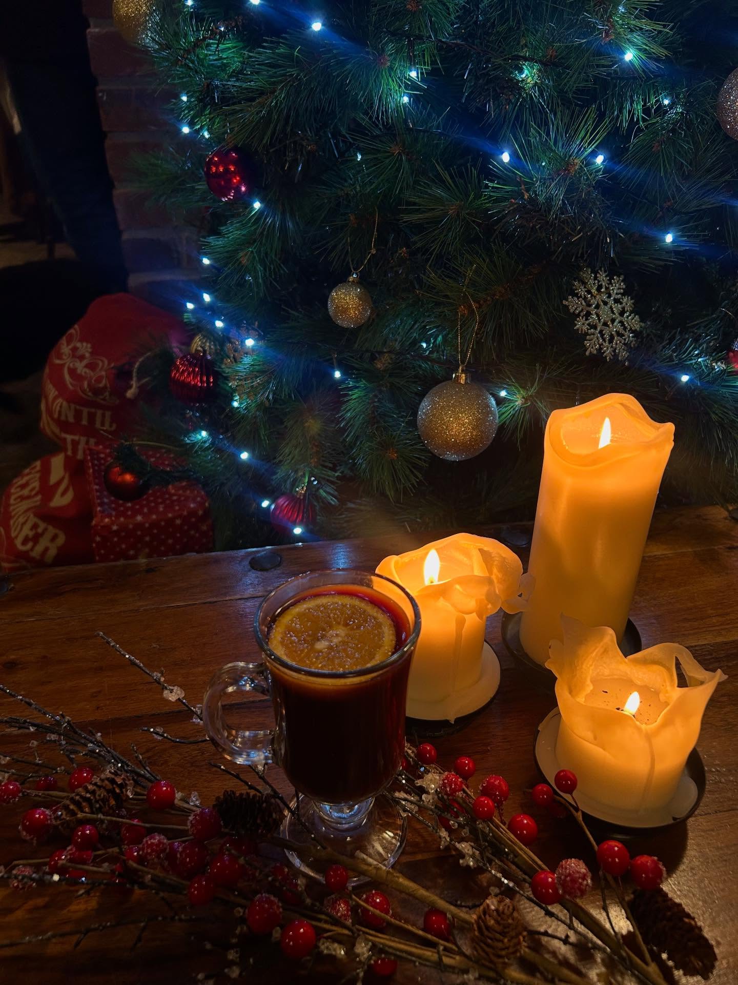 Forgot to tell Santa about mulled wine? Don’t worry — we’ve got you covered! Warm up properly this winter by the fire, the proper way🍷✨#harveys #mulledwine #fire #christmas #chipstead