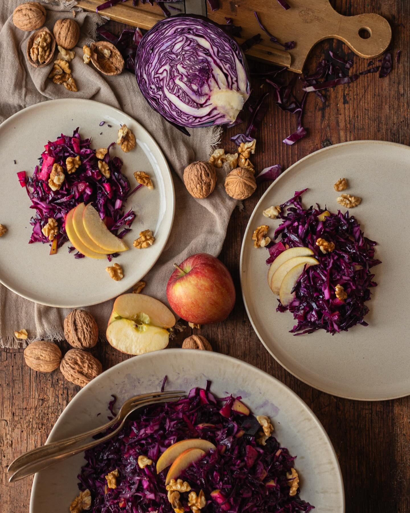 Steht das Weihnachtsmenü schon? 🎄🎅🏻✨
Wir haben da noch eine tolle Idee. In dieser trubeligen Zeit bringt unser lauwarmer *Rotkrautsalat mit Äpfeln und Walnüssen* Farbe und Wärme auf den Teller und das ohne viel Aufwand.
Knackige Nüsse, fruchtige Süße und das feine Aroma von winterlichem Rotkraut – dieser Salat passt perfekt zu eurem Weihnachtsmenü.
Wir wünschen euch noch gemütliche Vorweihnachtstage, mit wenig Trubel, schönem Geschenke einpacken und viel Gemütlichkeit.
#rotkraut #rotkrautsalat #rezeptidee #weihnachtsmenü #rotkrautliebe #wintergenuss #hofladenlang #wochenmarkt #kochenistliebe #foodfotografie #äpfel #walnüsse #salat #weihnachten #wochenmarkt #wochenmarktlörrach #wintersweiler #kandern #karsau #schwörstadt #lörrach #basel #weilamrhein #rheinfelden #kochenistliebe