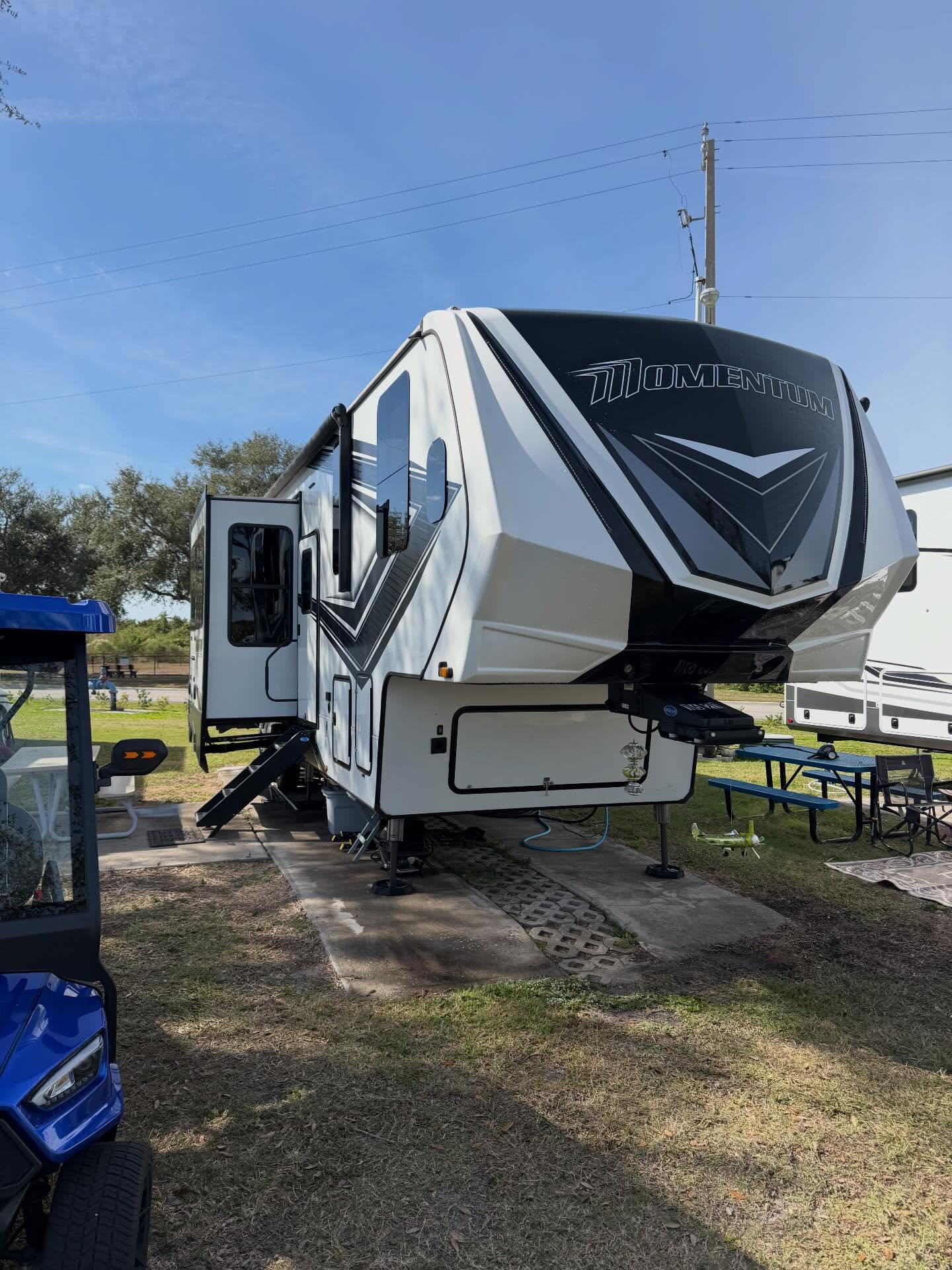 43 foot grand design momentum in for a gold package, which is a full wash and a ceramic spray seal good for 3 to 4 months of protection!
#RVDetailing #Detailing #fyp #RVLIFE #RV #polishing #paintcorrection #clean #ViperDetailing #Florida #tampabay