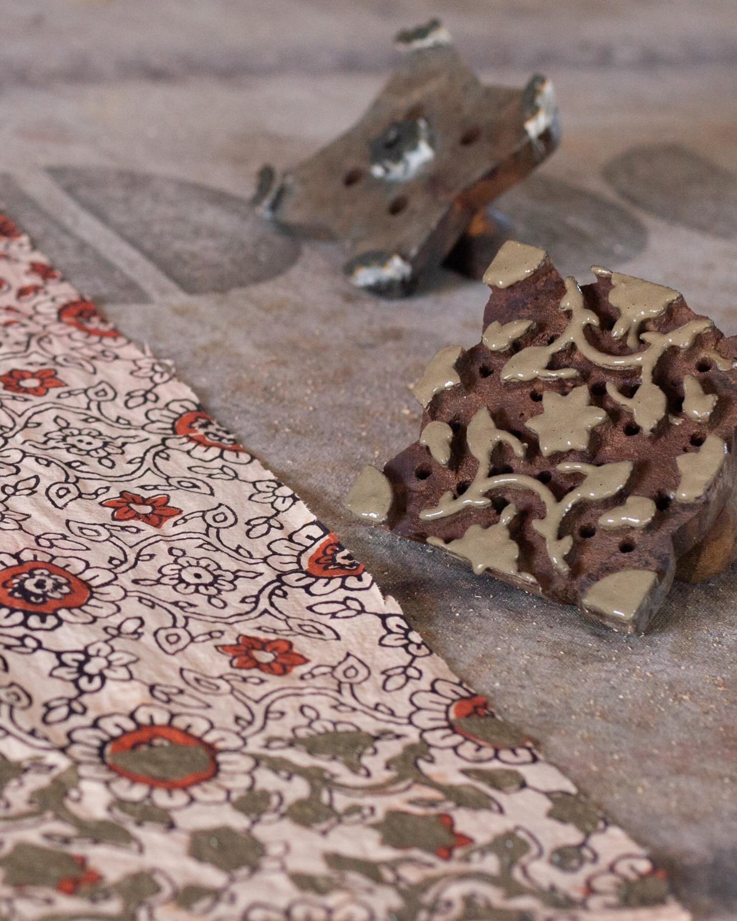 Our store is filled with unique, handcrafted treasures from India, and I’ve made a little selection here to inspire you! We also have a special Christmas offer:
Gift Bags worth €50 , now only €25 ✨⭐️
Besides Thaamsz clothing, fabrics, and other Indian treasures found during my journeys, I’m very happy that you can now also discover items by other inspiring women-owned brands in our store.
Our wall is filled with a new collection of handcrafted wall art by @lovers_and_collectors & we have natural skincare products you’ll absolutely love by @solmate.suncare and the cutest fluffy Ikat animals by @karel.en.co crafted by the women of @saheliwomen
& From now on, some of the most beautiful artworks by @tinystories.nl are also available to admire and purchase in store.
Each brand has its own unique style and story, yet what connects us is a shared love for craftsmanship, beauty, and thoughtful, handmade creations. 🥰