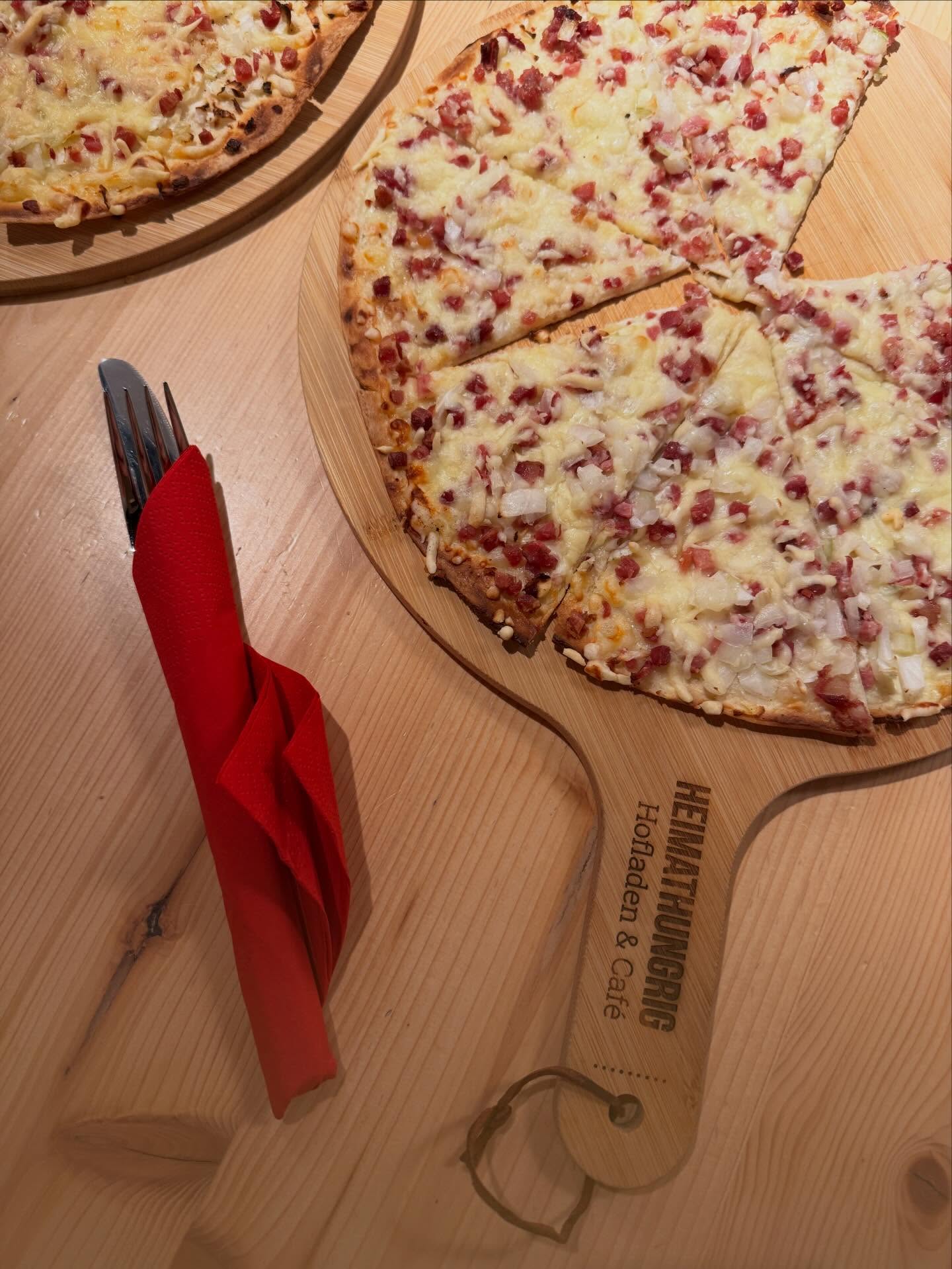 Habt ihr schon unseren frisch gebackenen Flammkuchen probiert ?
Knusprig, lecker und immer eine gute Wahl 😋
Ob vegetarisch oder klassisch mit Speck, bei uns findet jeder seinen Favoriten 🔥
#flammkuchen#hofladen#café#foodlover#genuss#snack#lecker#kommtvorbeieslohntsich✔️#lunch#dinner