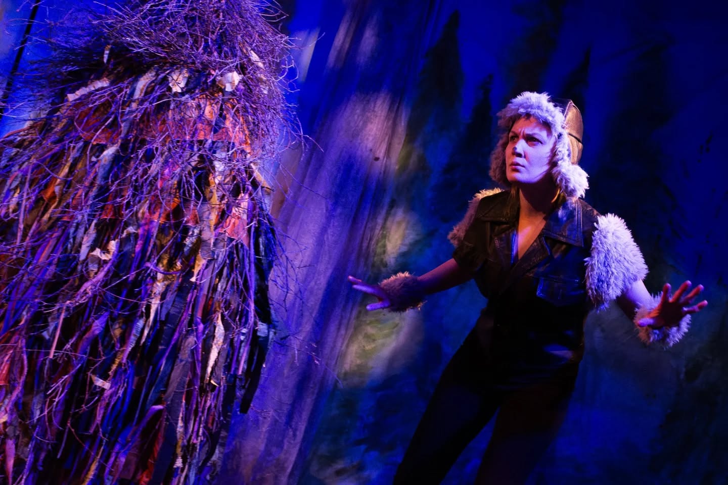 Ootko mun kaverljin viimeiset esitykset @pakkahuonejoensuu 6.1. klo 15, 9.1. klo 18, 10.1. klo 15 ja 14.1. klo 18!
Edullinen 5 hengen ryhmälippu 60 € myynnissä jouluun asti vain verkkokaupassa!
Muut liput:
20€ peruslippu
13€ alennuslippu (lapset 4-15v, opiskelijat, työttömät, eläkeläiset)
50€ perhelippu (2 aik + 2 lasta)
40€ perhelippu (1 aik + 2-3 lasta)
Verkkokaupassa www.vaarapyora.tapahtumiin.fi tai varaa ovelle vaarapyora@gmail.com
Sadun taikaa ja valoa kaamokseen!
#musiikkiteatteri #teatteri #lastenkulttuuri #lastenteatteri #väriäjavaloa