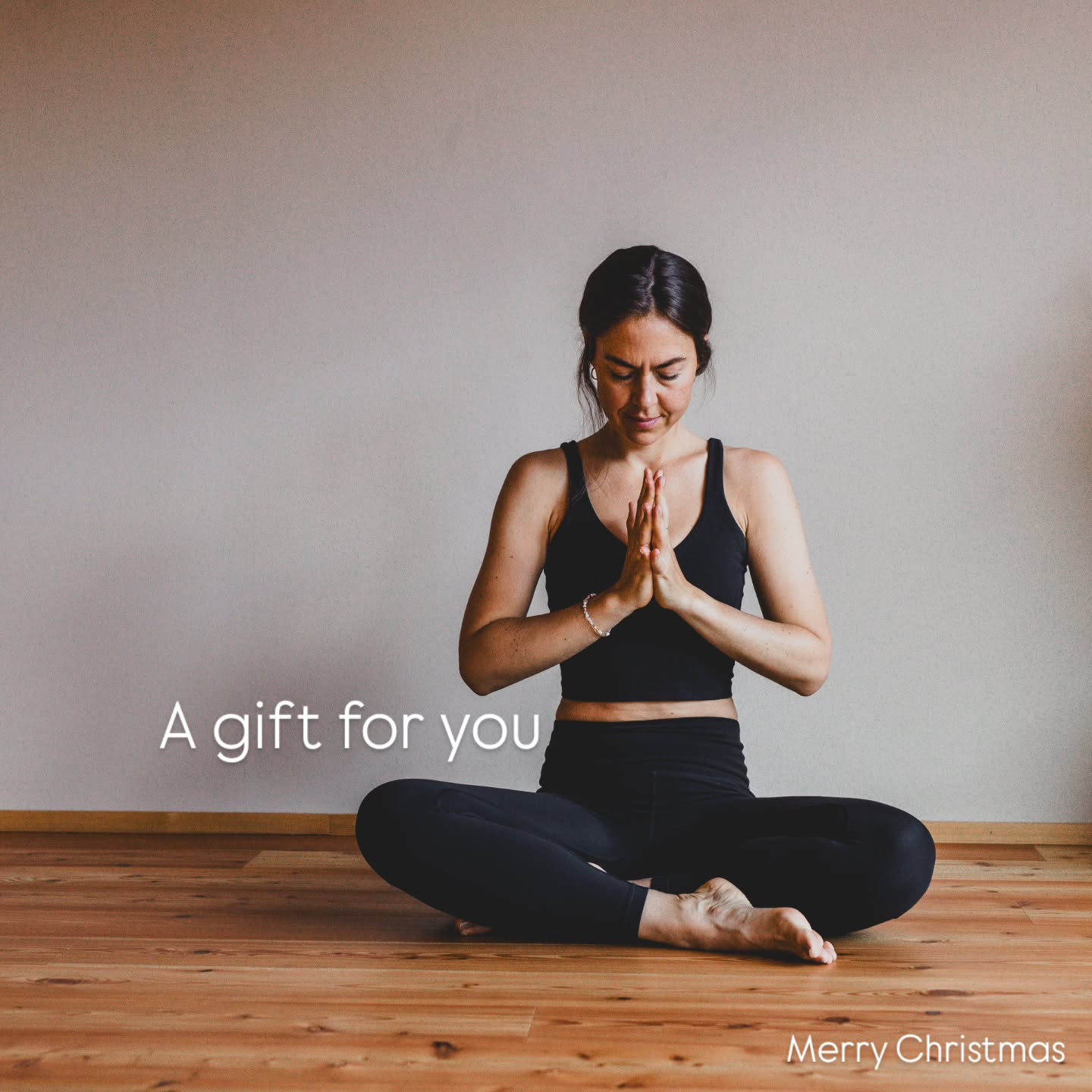 Mein 🎄Geschenk an Dich.
Ganz bewusst habe ich mich dieses Jahr gegen einzelne Postkarten und Goodies entschieden, sondern stattdessen für ein großes Danke.
✨️GEWINNSPIEL YOGA RETREAT✨️
Yogapaket for free für dich
50% für dein +1 | Wert 359€
Dank eurem Vertrauen, eurer Mundpropaganda, Neugier und Zeit habt ihr mir ein so intensives, wundervolles 2025 geschenkt. Dank euch durfte ich wachsen, neue Projekte umsetzen und das weitergeben was ich aus tiefstem Herzen liebe.
Zeit für mich Danke zu sagen. Ganz leise und doch ganz laut.
🎁 Gewinne ein Freund*innen Getaway 🎁
Yoga Retreat Bewusster Jahresstart
23. - 25. Januar 2026
@vierfalt Landshut
🧘🏼♀️ Vinyasa Yoga | Yin Yoga | Yoga Nidra
🧘🏼♀️ Pranayama | Meditation | Journaling | Workbook
🧘🏼♀️ Sauna | Pool | offener Kamin | ayurvedisch angehauchtes Essen | Häusschen für uns
✨️ GEWINNSPIEL- TEILNAHMEBEDINGUNG:
• verlinke deine Begleitung & kommentiere was du dir für 2026 wünscht
• like den Beitrag
• folge @christina_baueer
• für doppelten Platz im Lostopf teile den Beitrag in deiner Story
Gewinnspiel läuft bis 26.12.25 23:55 Uhr.
Gewinnerbenachrichtigung via PN. Zusätzliche Teilnahme durch Newsletterversand.
Frohe Weihnachten
Love, Chrisi
#yogaretreatjanuar
#gewinnspiel #retreatgewinnspiel #nachhaltigschenken
#weihnachtsgeschenk