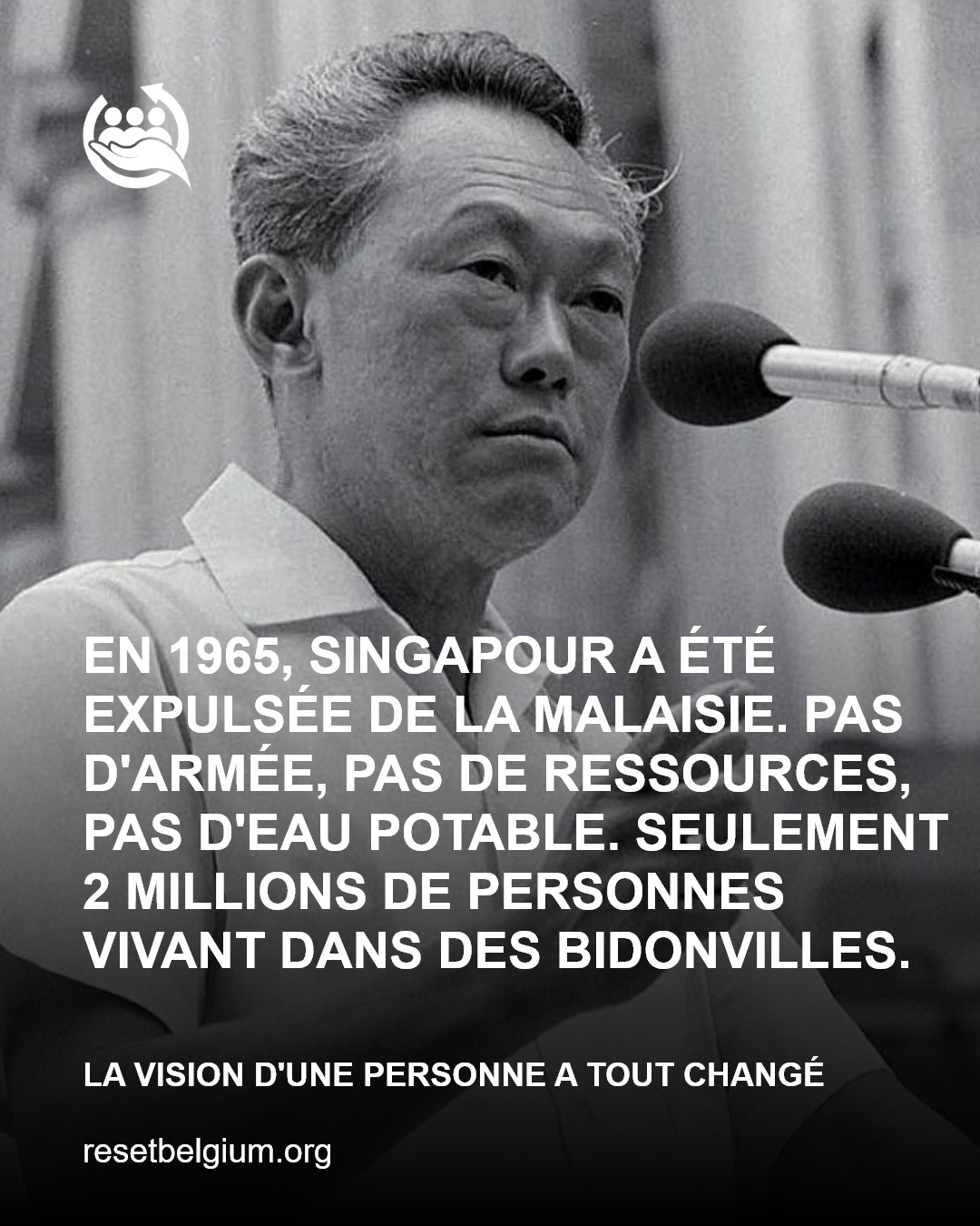 𝐈𝐥𝐬 𝐝𝐢𝐬𝐚𝐢𝐞𝐧𝐭 𝐪𝐮𝐞 𝐒𝐢𝐧𝐠𝐚𝐩𝐨𝐮𝐫 𝐞́𝐭𝐚𝐢𝐭 𝐜𝐨𝐧𝐝𝐚𝐦𝐧𝐞́𝐞 𝐚̀ 𝐥’𝐞́𝐜𝐡𝐞𝐜. 🇸🇬
Pas de matières premières, pas d’eau, pas de ressources.
Seulement une île en difficulté, peuplée de deux millions d’habitants qui tentaient de survivre.
Mais Lee Kuan Yew refusa d’accepter l’échec.
Il mit fin à la corruption, réforma l’éducation et transforma un marécage en l’une des économies les plus prospères du monde.
Aujourd’hui, on dit que la Belgique est bloquée. 🇧🇪
Trop complexe, trop divisée, trop lente pour encore changer.
Mais le changement commence toujours avec ceux qui refusent d’y renoncer.
Lee Kuan Yew a prouvé que la vision et la discipline peuvent bâtir des empires là où l’espoir était mort.
Reset Belgium s’inspire de cette même conviction.
Nous croyons que la vision, la détermination et la coopération peuvent l’emporter sur le cynisme et l’immobilisme.
Car le vrai leadership ne consiste pas à détenir le pouvoir.
Il consiste à voir des solutions d’avenir là où d’autres ne voient que des problèmes.
—
#ResetBelgium #Réforme #Politique #Démocratie #MouvementCitoyen #Belgique #AvenirBelgique