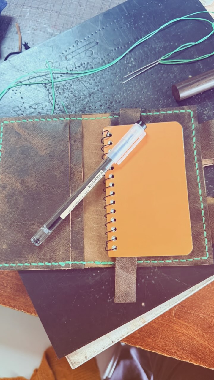 I took my first leather-working class @tandyleather in San Antonio with my sew sis @schellishell @ninajocollective and it was so much fun! Learning how to saddle stitch with waxed thread by hand was incredibly satisfying!
I definitely have a new crafting hobby!
We made pen locking notebook covers.
