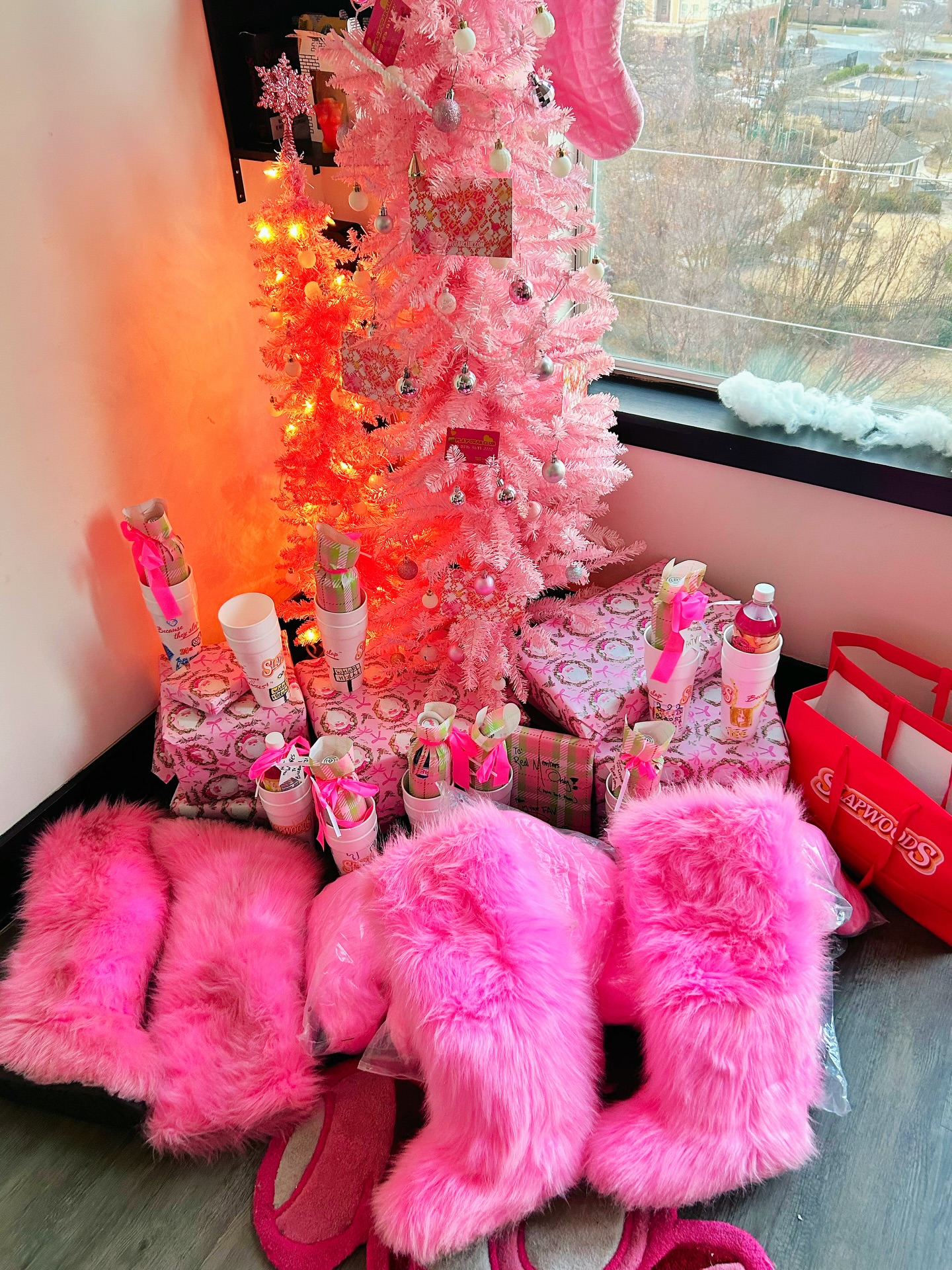 Last minute gift needed? Pickups all day in Atlanta 🎀🎁💝 size 5-10 available 💕🎄 DM US NOW !