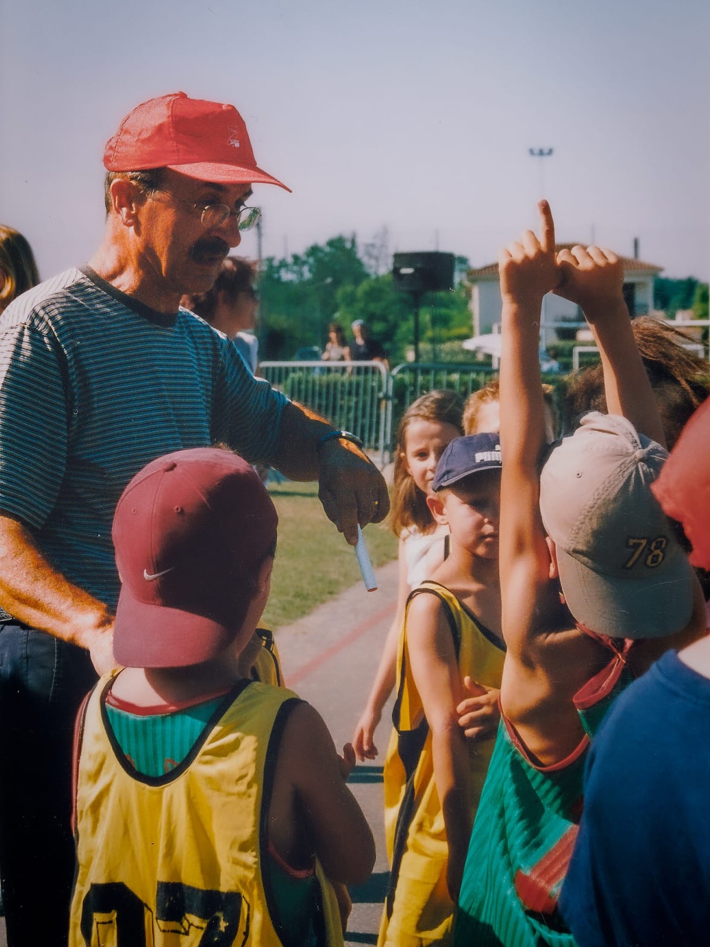 🖤 Hommage 🖤
Le club souhaite aujourd’hui rendre hommage à Jean-Paul Moncoucut, entraîneur, bénévole engagé et ancien membre du bureau, qui s’est investi pendant de nombreuses années au service du club et de l’école de basket.
Par sa disponibilité, son engagement et son attachement à la vie associative, Jean-Paul a durablement marqué le fonctionnement et l’histoire du club.
Sur cette photo, on le retrouve dans son rôle de coach lors du tournoi de Pentecôte, fidèle à ce qu’il a toujours été : un éducateur attentif, présent et passionné.
Son engagement s’est inscrit dans la durée, aux côtés de son épouse Édith Moncoucut, également ancienne présidente du club.
Le club adresse ses pensées les plus sincères à Édith, Jérôme, Ruben, Pierre, ainsi qu’à l’ensemble de leur famille et de leurs proches, et remercie chaleureusement Jean-Paul Moncoucut pour tout ce qu’il a apporté au basket et à notre club.
📍 Pour celles et ceux qui souhaitent s’associer à cet hommage, la cérémonie religieuse aura lieu le lundi 22 décembre à 10h, en l’église Saint-Martin de Pessac Centre.
🤍💚❤️