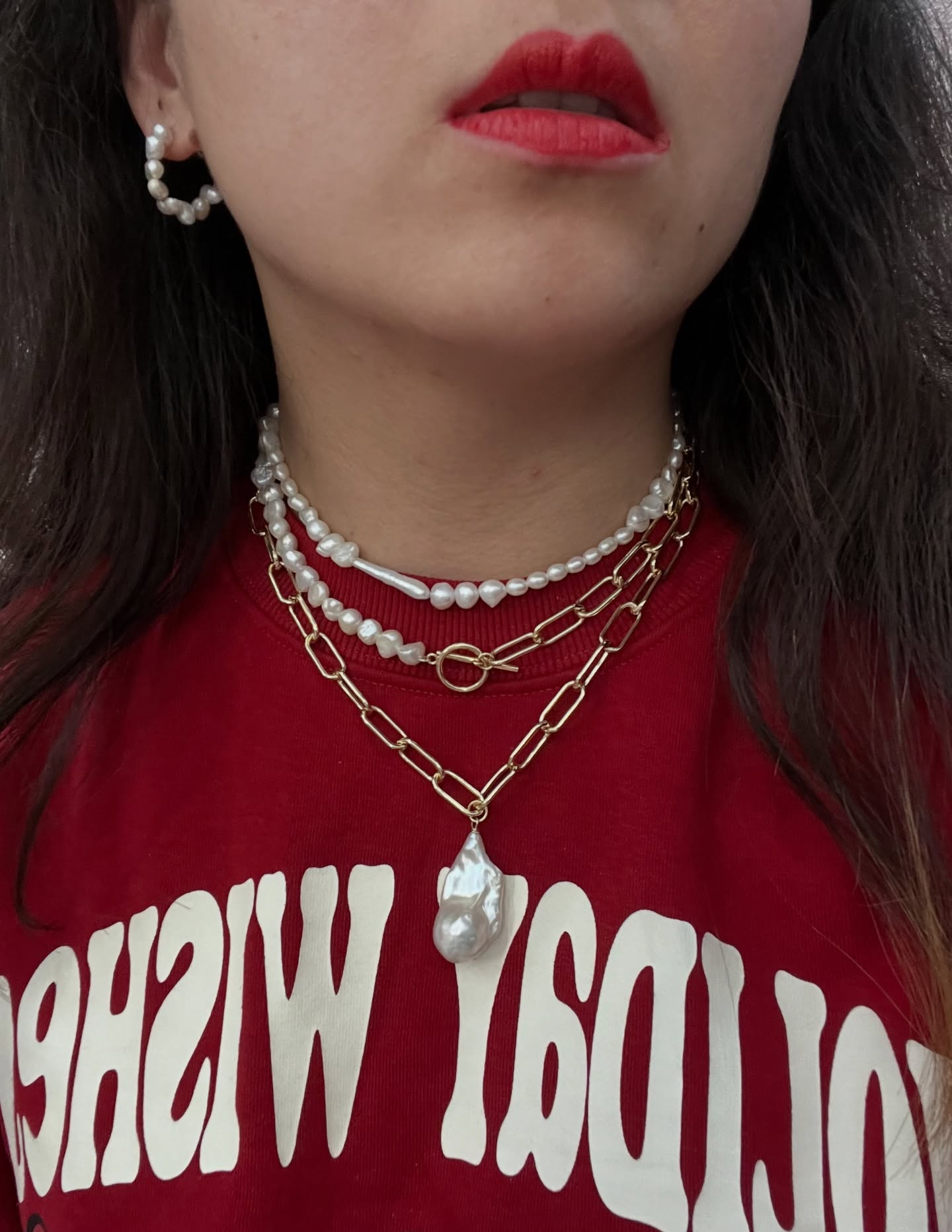 Back-to-school look @zhen_bijoux_paris
Merci à @esd_ecole et @bde_wakeupesd de nous avoir invités et accueillis au marché de Noël.
#pearlnecklaces #cadeaudenoël #giftforher #christmasgiftideas #marchédenoël