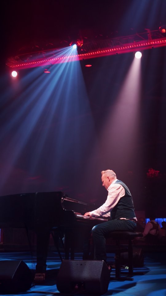 Sobinco opende vorige week de nieuwe Sobinco Campus: een architecturale parel en een nieuwe mijlpaal in de geschiedenis van het familiebedrijf. Vier dagen lang werd de opening gevierd samen met klanten, leveranciers, personeel en familie.
Met onder andere een optreden van Jef Neve, een verrassingsact van Regi en een walking dinner verzorgd door de chef van restaurant Castor, Maarten Bouckaert, werd het een feestweek om nog lang van na te genieten.
En wij mochten de sfeer in twee aftermovies vastleggen! 🙌
#ingeblikt #video #editing #aftermovie #sobinco