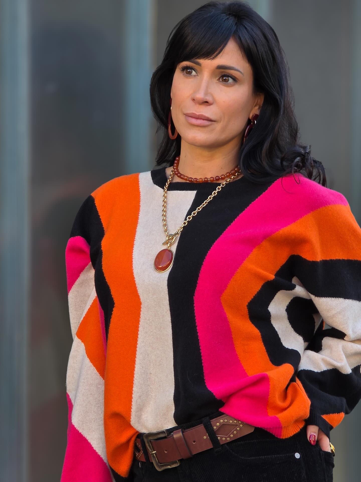 🌺 @valy_sanchez 🌺porte un pull @esthemecachemire un pantalon @denimstudioparis et des bijoux @blowbijoux
#jeudi13 #shopping #sion #cadeau #christmas