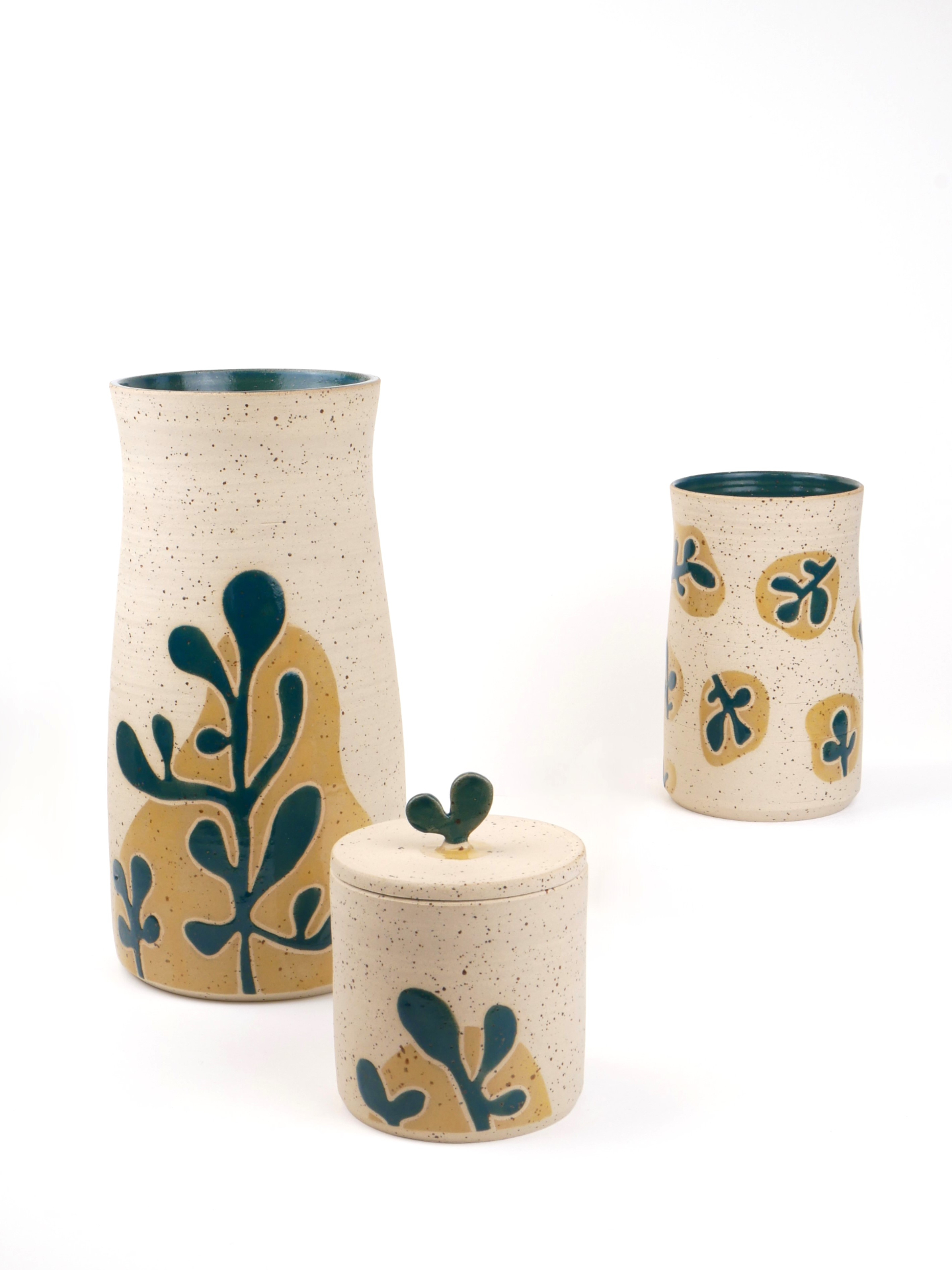 Déclinaison de la collection Jade 🌿
#camillebo #ceramique #ceramic #gres #poterie #clay #pottery #deco #decoration #flower #nature #douceur #leaf #vaisselle #artisan #artisansdart #artisanat #metierdart #atelier #workshop #craft #potterystudio #emaux #faitmain #handmade #madeinfrance #artisanatfrancais #handcrafted #jade