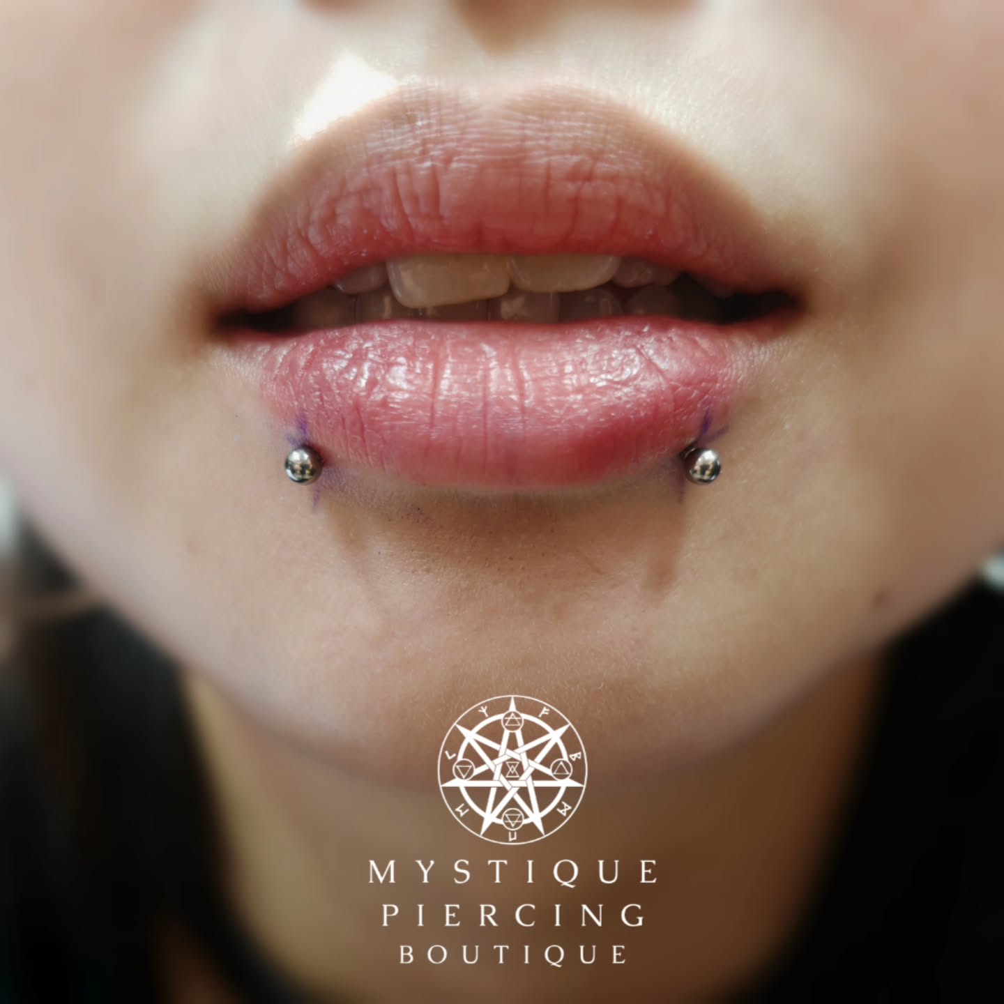 Fresh paired labrets, because you want to treat yourself for the festive season 🎄🎄🎄
Piercer: @symbiotic_piercing @paid2stab
Using: @probodyart @purklenz
Aftercare: @neilmedpiercingaftercare