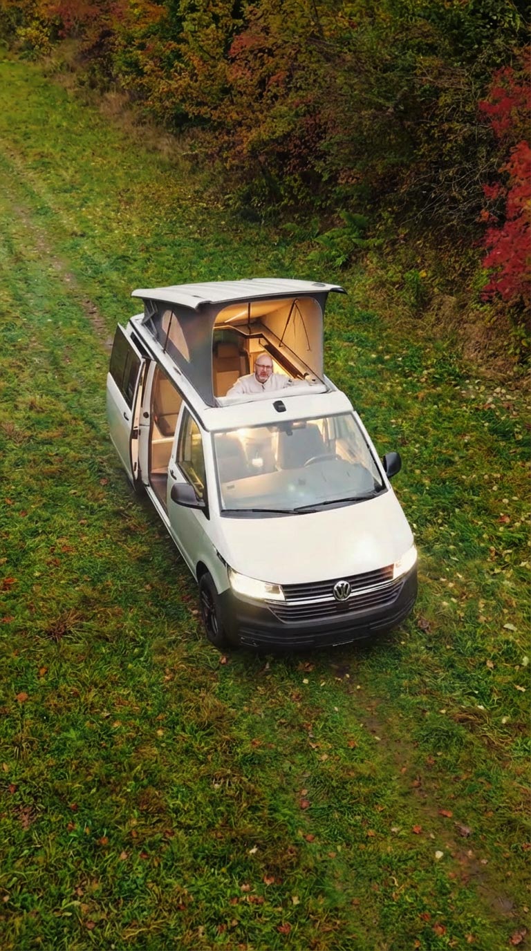 🚐✨ Heute zeigen wir euch unsere Bullis mit Premiumausbau für T5, T6 und T6.1. Aus einem schlichten weißen Bus wird mit Folierung, neuen Fenstern und schicken Felgen ein Camper mit richtig starker Optik.
Innen wird’s auch bei norddeutschem Schietwetter gemütlich: Echtholzdecke, passende Seitenverkleidungen, Ausstellfenster zum Lüften bei Regen und eine durchdachte Möbelzeile in Agaven-Grün mit Kühlschrank, Induktionskochfeld, Waschbecken sowie Frisch- und Abwassertank. 🛠️🌿
Mit Aufstelldach und eingetragener Sitzbank gibt’s Sitz- und Schlafplätze für bis zu vier Personen.
Mehr davon? Besucht uns in Neumünster oder auf www.hoppecamper.de.
#hoppecamper #bulliausbau #t6camper #t5camper #vansausbau #campermanufaktur #vanlife