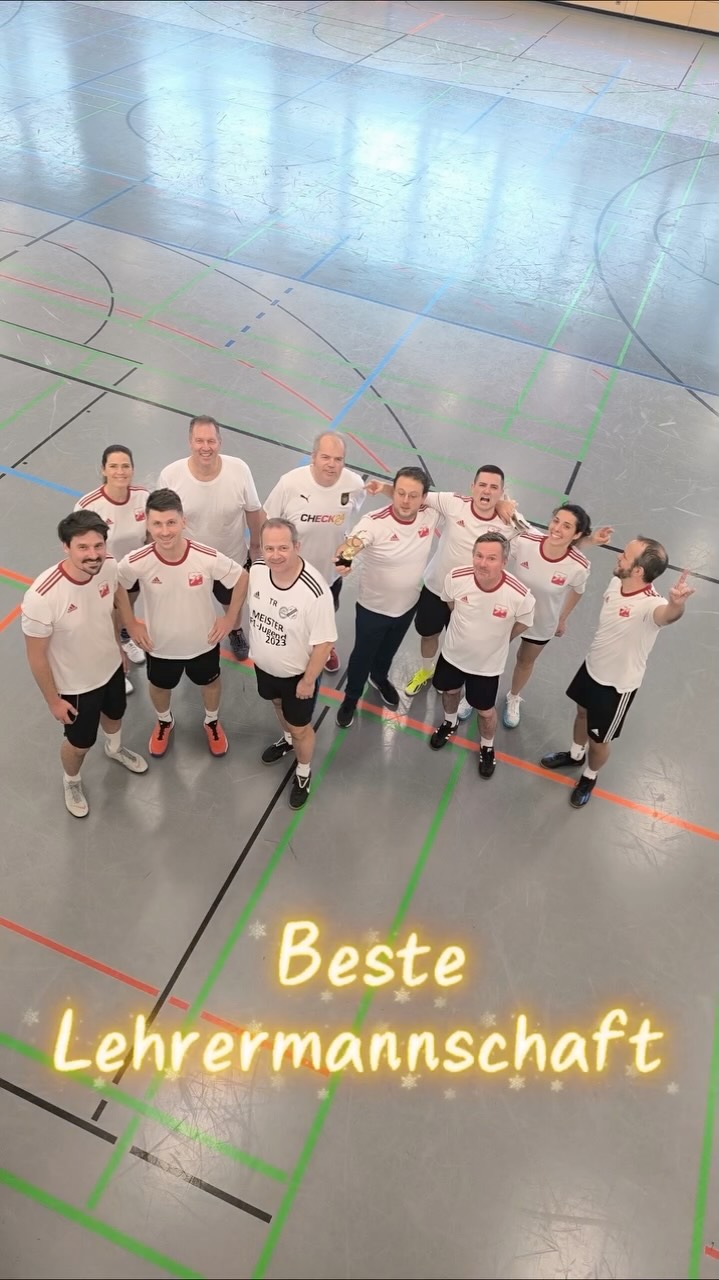Auch dieses Jahr fand wieder das Fußball Turnier der 10. Klassen statt. Die einen Teams holen sich mit 28 Gegentoren den Titel der Herzen, andere spielten so hervorragend, dass sie sich ins Endspiel gegen die Lehrer qualifizierten. Die 10c holte mit 3:2 den Sieg! Super gespielt!
Kommt nun alle gut in die Ferien und vor allem gesund wieder zurück.
Frohe Weihnachten und einen guten Start ins neue Jahr!