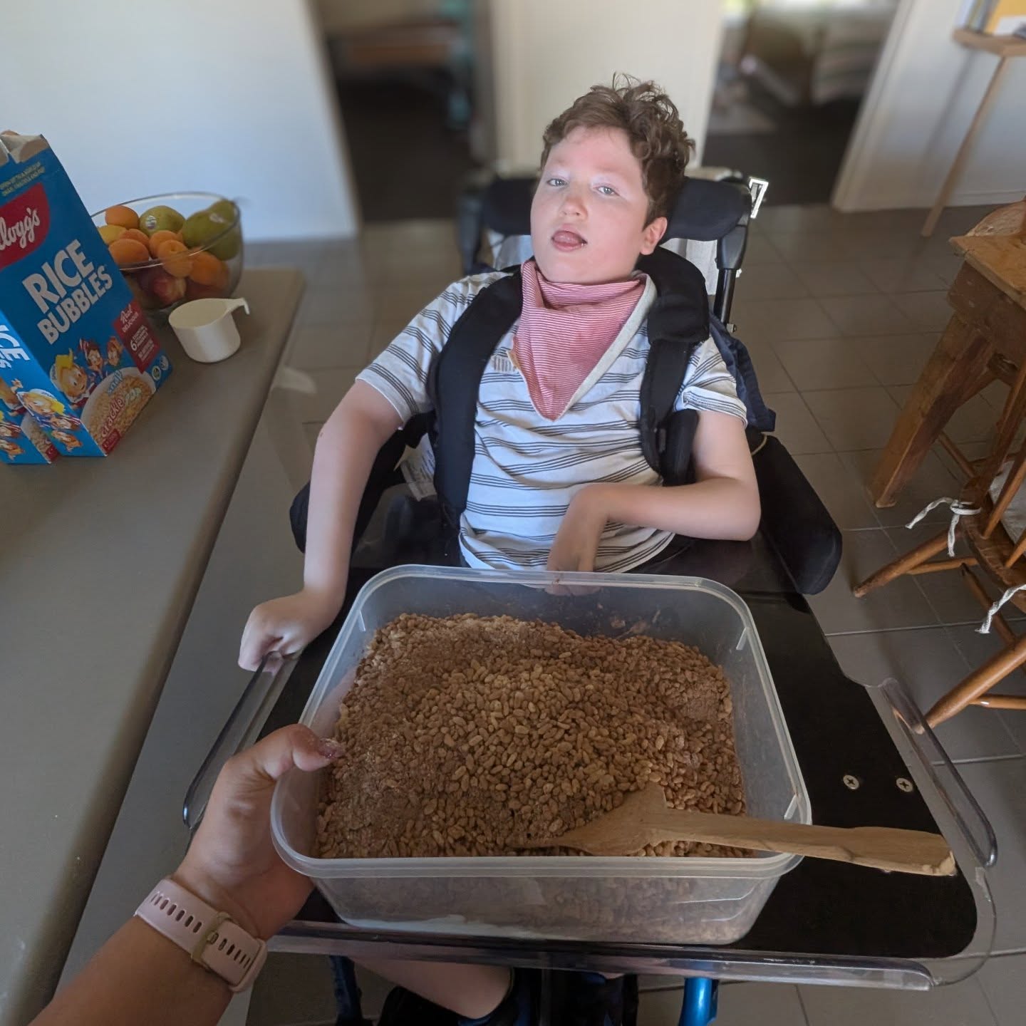 Christmas crackle trees with Jesse, Dezi & Cerise🎄🍪😋
Such a fun *messy* activity to celebrate this festive season 💃🏾
It's always a pleasure to be able to support this beautiful boy and his beautiful family 💖
#fun #baking #christmas #festive #DisabiltySupport
#oneoakss #bestteam