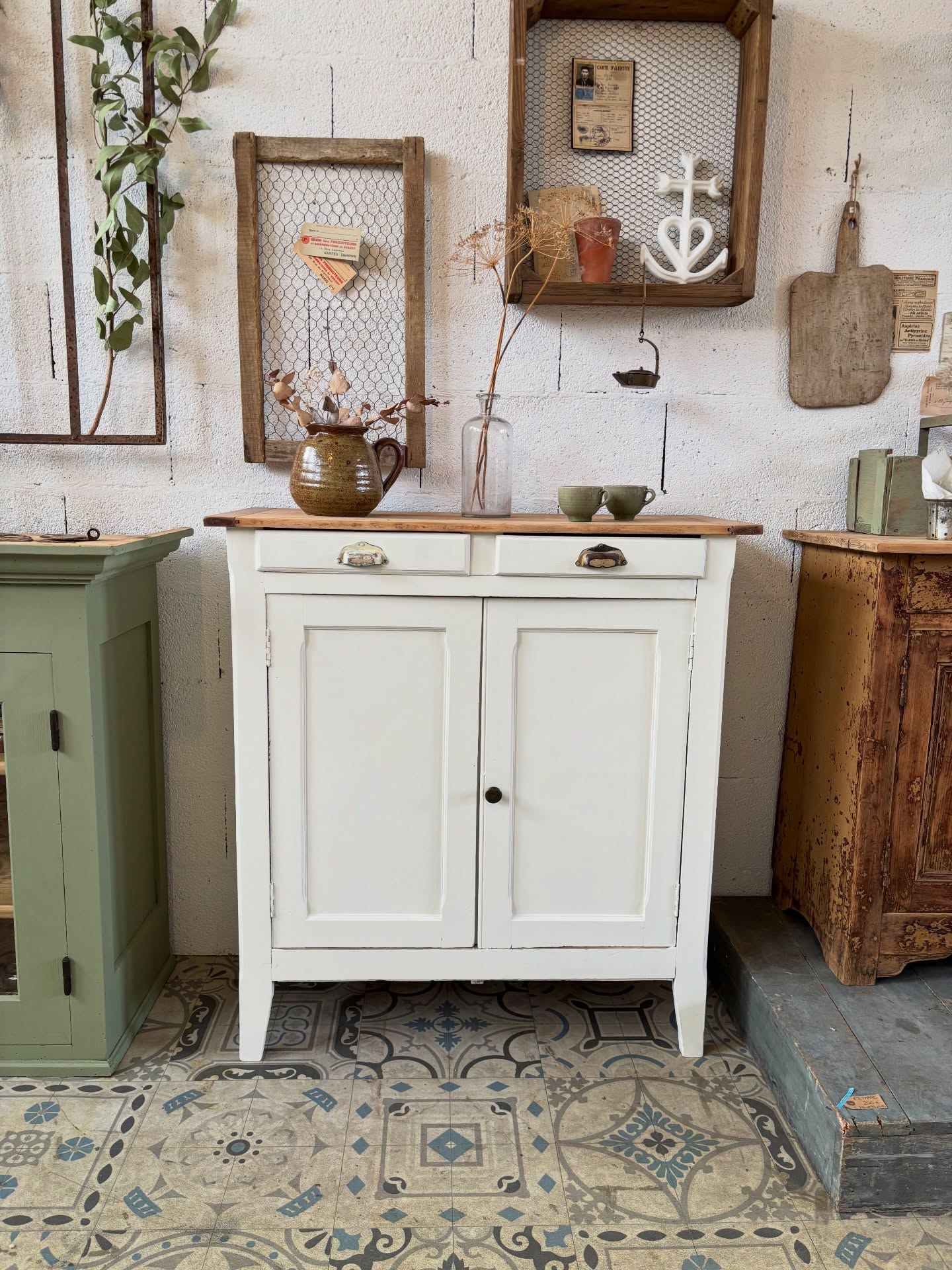 🍦Petit parisien blanc crème
Intemporel et plein de charme, il trouvera facilement sa place dans votre intérieur
Dimensions : L 90 x P 39 x Ht 97 cm
Visible en boutique aux @pucesducanal et très prochainement sur notre e-shop (lien en bio)
www.woodson-interior.com
#buffetancien #brocanteenligne #buffet #puces #lyon #brocanteshop #brocante