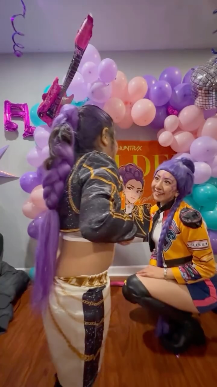 ✨That moment when your favorite idol walks through your front door… and suddenly, your whole world sparkles a little brighter!💫 Tonight, Marilyn met her hero and turned 4 in the most magical way!🎉✨Happy birthday to the sweetest new 4 year old!🥰 Dreams do come true girlie!✨ Rumi was honored to celebrate with you on your special day!🌈🎉🥳
#kpop #kpopdemonhunters #huntrix #rumi #kidspartyideas