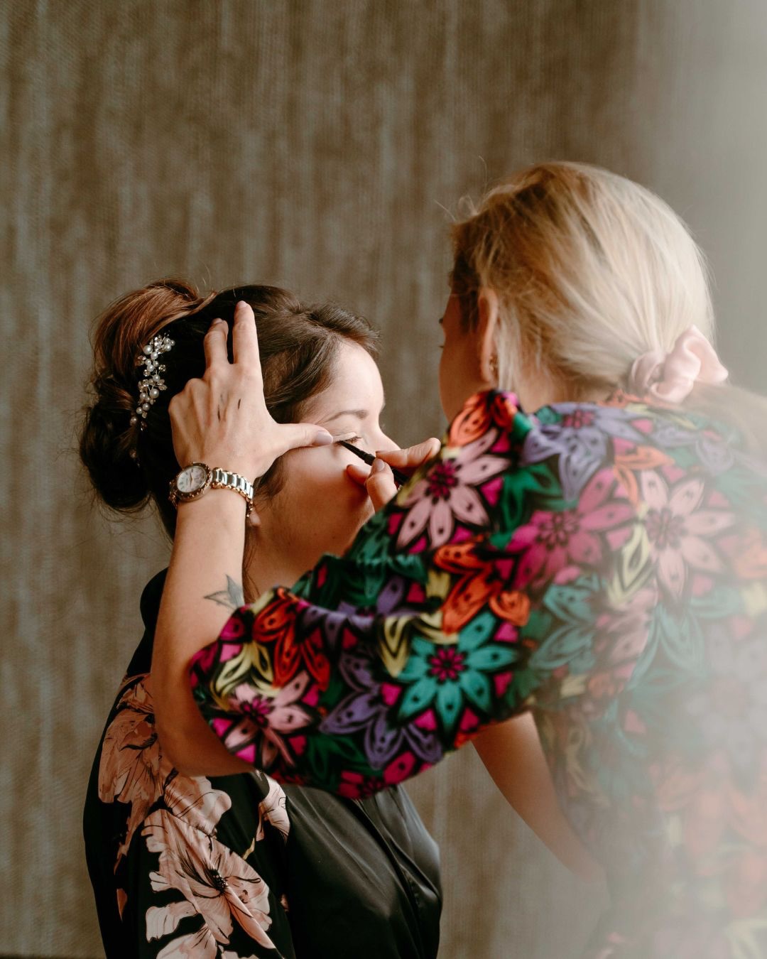 Geen haast.
Geen perfect plaatje.
Wel samen.
Het klaarmaken in alle rust.
Een ijsje tussendoor.
Op de fiets, met de wind door je haar.
Vriendinnen dichtbij.
Het hondje dat er gewoon bij hoort.
En dan…
de dag die zacht eindigt
aan het water,
onder een bewolkte lucht
met een zon die precies op tijd afscheid neemt.
Dit is trouwen zoals het voelt.
Ontspannen. Echt.
Vol leven. 🤍