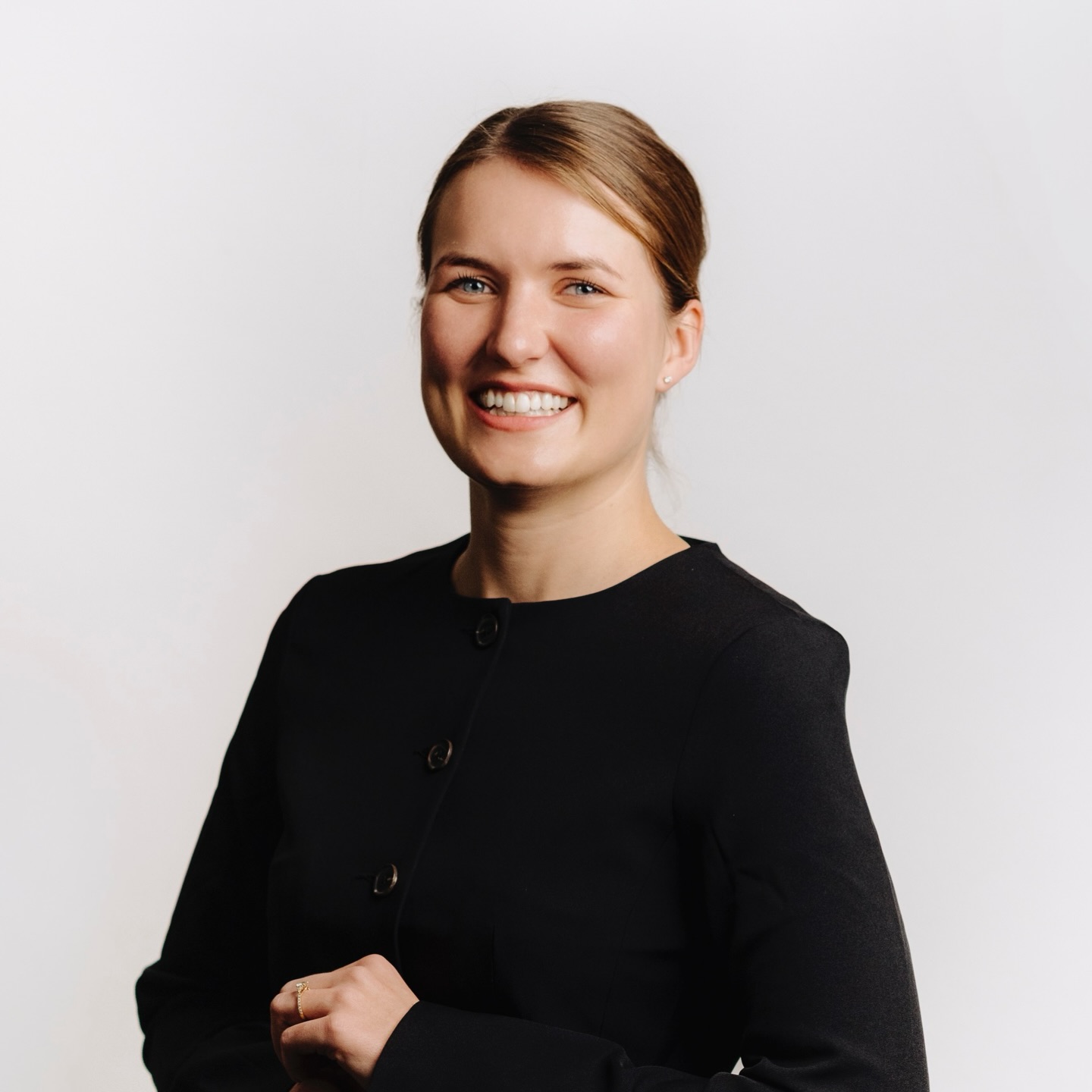 Introducing Restaurant Manager Lynn. Originally from Denmark, Lynn joined the Core family in 2019, progressing from intern to Assistant Restaurant Manager. A Vatel Hospitality Business School graduate and certified sommelier, she was also a winning finalist in the prestigious Gold Service Scholarship.
Known for her warmth, professionalism, and multilingual fluency, Lynn leads with care to ensure Corenucopia offers a refined yet welcoming experience for every guest.
.
.
.
#Corenucopia #Chelsea #Luxury #Bistro @warrendupuy