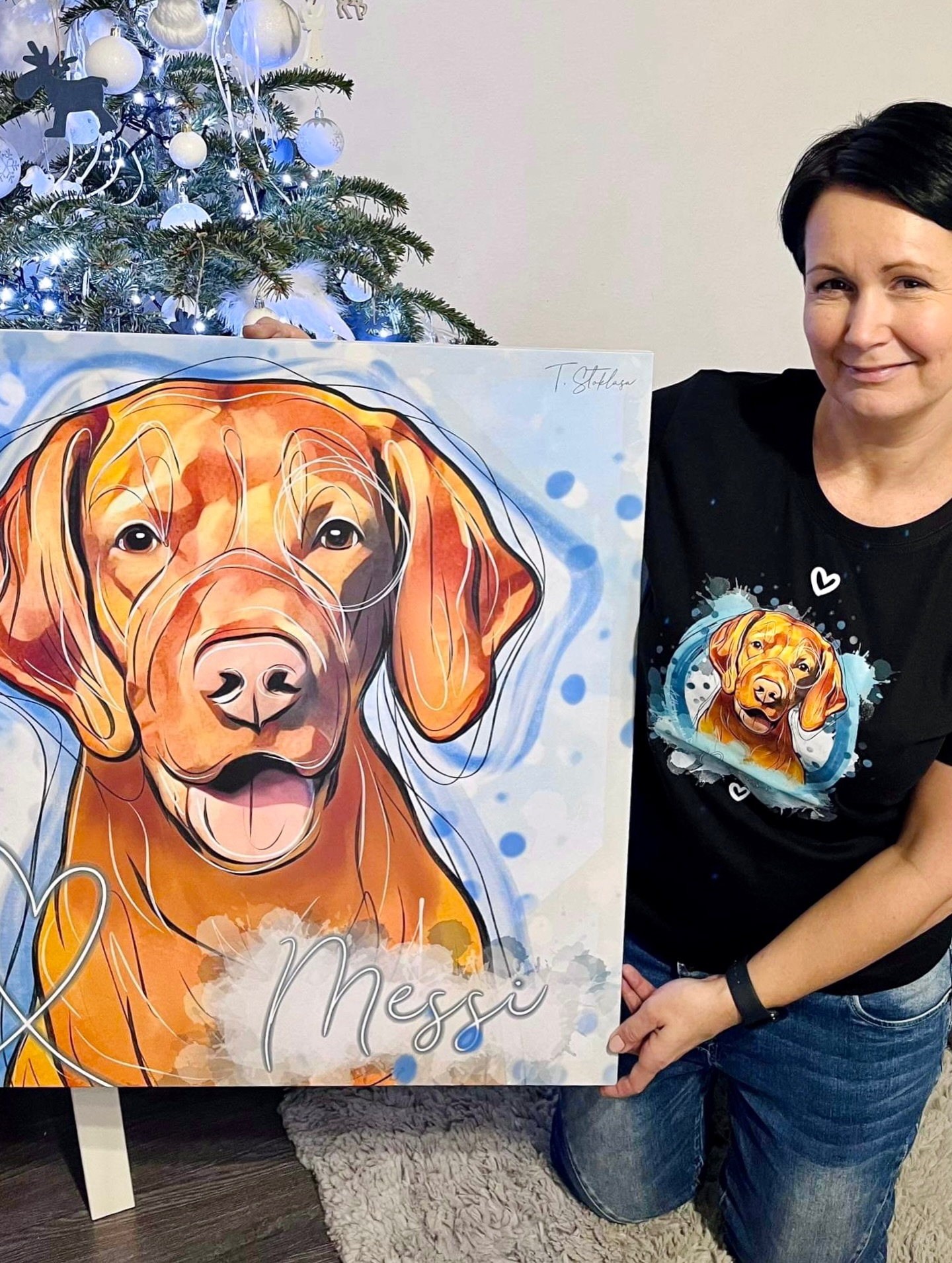 🎄 Vánoce 🎄
Celý rok se na ně pekelně těším a vždycky to tak hrozně uteče.. vlastně se nedivím, od září až téměř do poloviny prosince mi začíná kreslící sezona vánočních dárků, která se stupňuje.. až do doby, kdy se blíží deadline tiskárny, já kreslím i po nocích a mimo jiné mám chuť opustit tělo a nechat doma jen tělesnou schránku 😀😀🥹
Ale! Rok 2025 mám pracovně za sebou a téměř úspěšně ❤️ teď Vás nebudu zatěžovat čísly, stejně to nemám ještě sečtené 😀 ale bylo toho prostě extrémně moc.. díky! 🤩
Tak kdo všechno si letos rozbalí obraz pod stromečkem? 🎄🥹❤️
#dogart #dogportrait #dogdigitalinfluencer #dogdigitalart #christmasdog