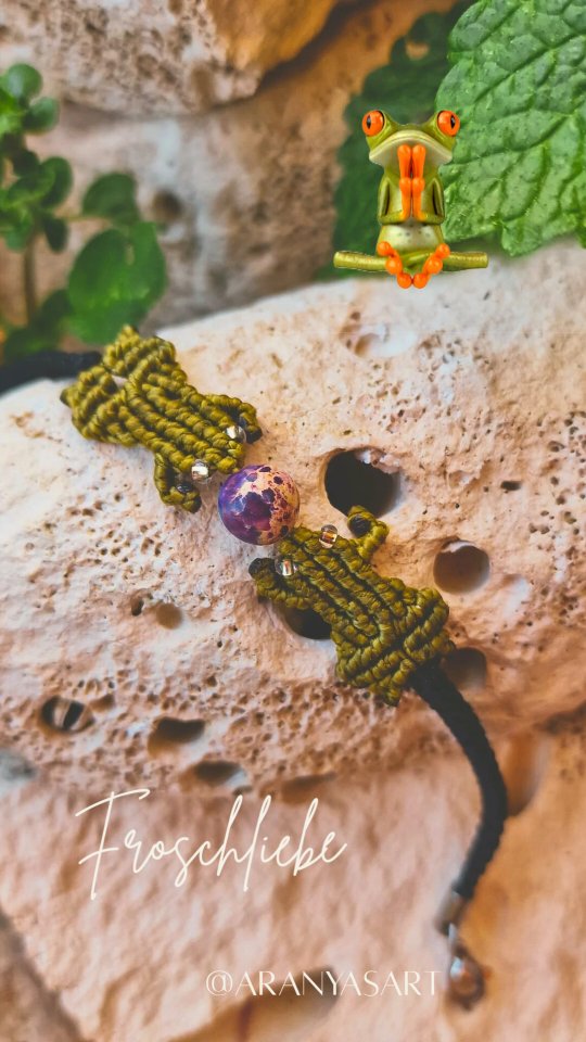 💚Froschliebe💚
Guten morgen ihr Lieben 🌄 heute verbirgt sich dieses super süße Makramee Froscharmband hinter dem 19ten Türchen 😍🐸
Perfekt um damit in den Freitag zu hüpfen 😌😅
Kommt gut in den Tag und freue mich auf dein Feedback.
Herzliche Grüße
Katharina ✨
@aranyasart
@aranyasartfotografie
#aranyasArt #froschkönig #makrameeschmuck