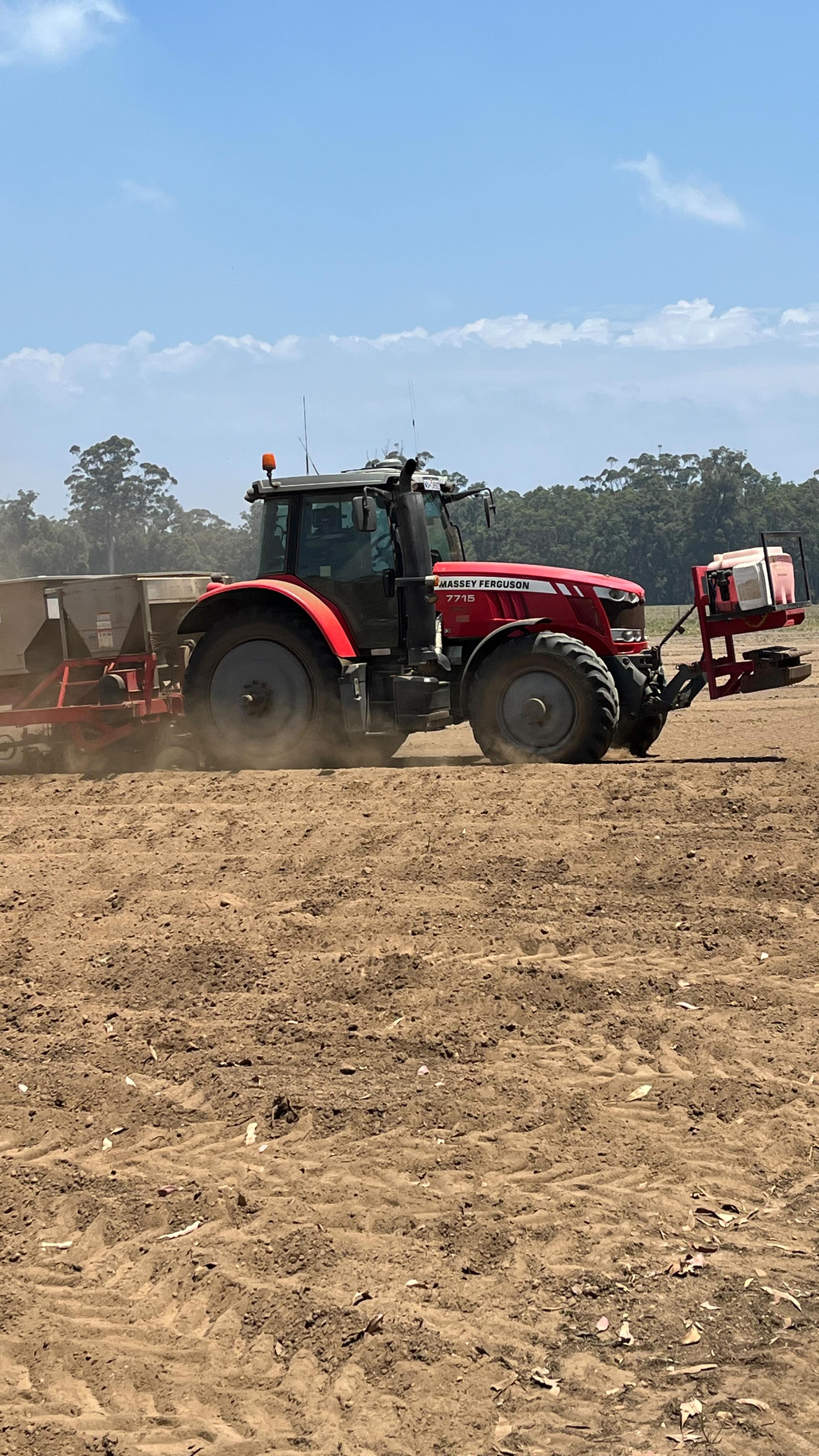 From paddock to plate 🥔
Potato planting season is well underway in the South West, and it’s powered by hard work, reliable equipment, and precision guidance keeping every pass on track.
We’re proud to support local farmers who put in the long days to grow the best quality food for our tables. Grateful for every single producer out there!
Thanks to the Parker Family for giving their time to teach us a little about the process behind growing spuds! We wish everyone a wonderful Christmas and a prosperous harvest ahead!
@masseyfergusonglobal @thespudpatch652 @thespudpatchmanji
#mfborntofarm #manjimup #pemberton #topcon