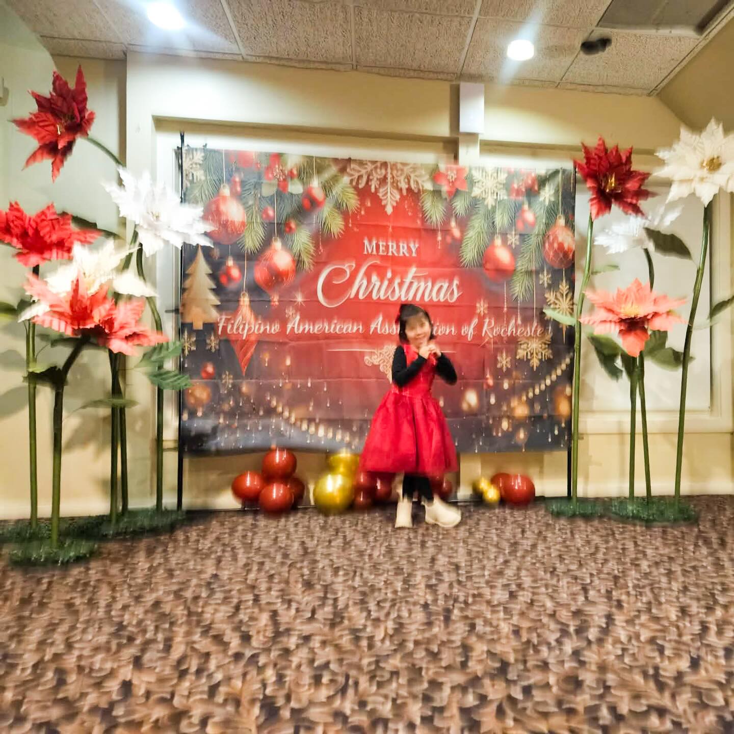 Me to the husband: I wasn’t able to take pictures of the flowers, can you take pictures of them (since he & Sofi will be coming to the @filamroc Christmas party)
Tadaa. Blurred. Out of angle, plus he tried to be efficient— the flowers + Sofi in 1 picture 🙄😬
Anyway, was able to escape the newborn life a bit last Saturday to set this up at our association’s Christmas party.
Template available on our website ❤️
#giantflowers #giantpaperflowers #paperflowers