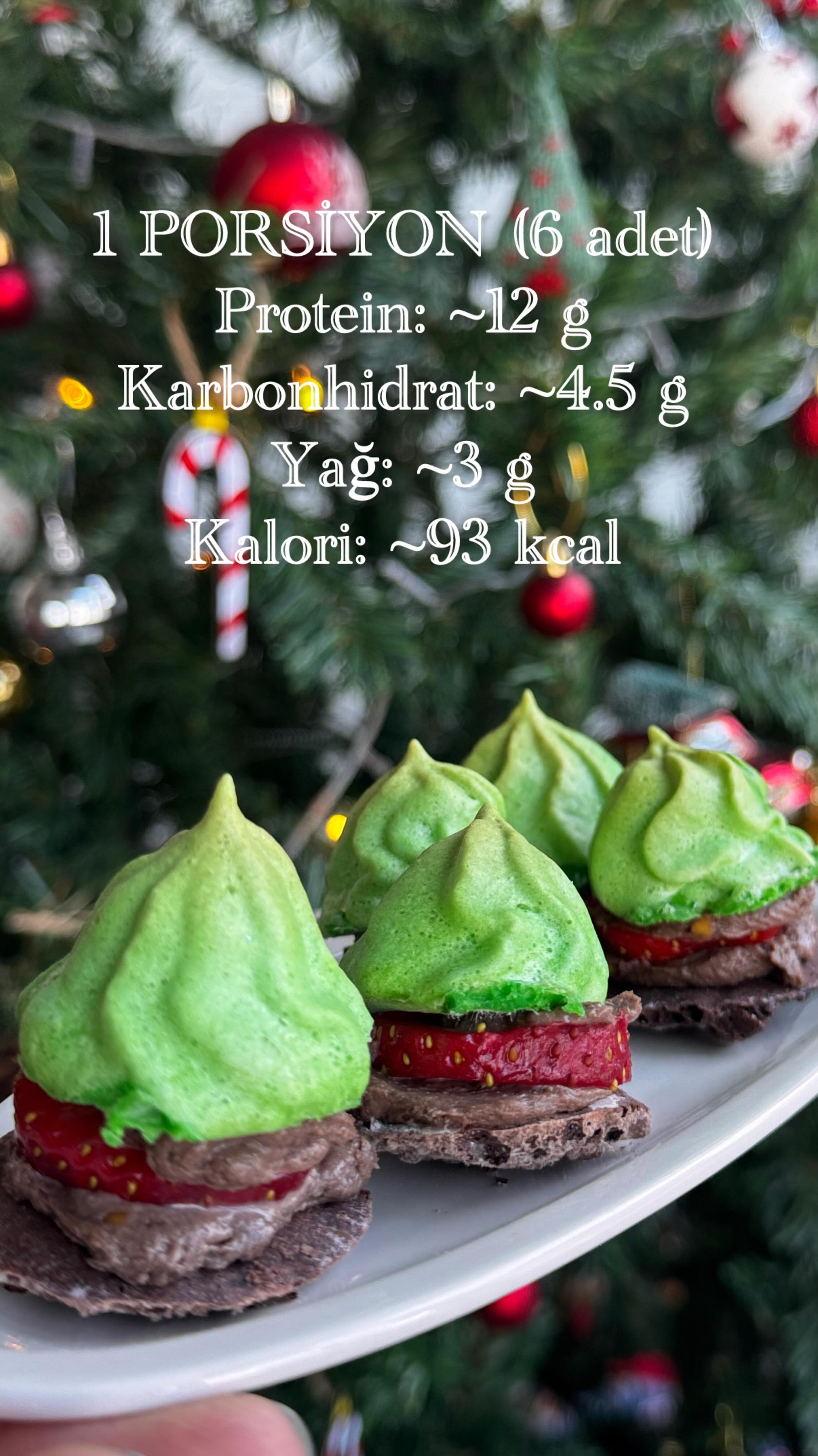 🍓🍫 FIT PROTEIN MERENG (MAKARON TARZI)
Uzmanımız @merveiserier 👌
Tatlı isteğini giderirken diyeti bozmak yok 😌
Şeker yok, un yok, suçluluk hiç yok!
*Mereng*
• 2 yumurta akı
• 3–4 damla limon
• 4 YK eritritol
yarısı için 1 tatlı kaşığı kakao
Ara Harç
• 1 ölçek kakaolu whey protein
• 1 YK yoğurt
• 1 TK fıstık ezmesi
• 1–2 adet çilek 🍓
Toplam 18 adet mereng elde edersiniz.
👉 1 porsiyon = 3 adet sandviç
1 saat 100C’de fırınlayın, sonrasında 1 saat fırında soğumasını bekleyin.
⸻
📊 Besin Değerleri
🔹 1 PORSİYON
• 🟢 Protein: ~12 g
• 🟡 Karbonhidrat: ~4.5 g
• 🔴 Yağ: ~3 g
• ⚡ Kalori: ~93 kcal
#keşfet #fypage #wellness #mutfak #sporcubeslenmesi