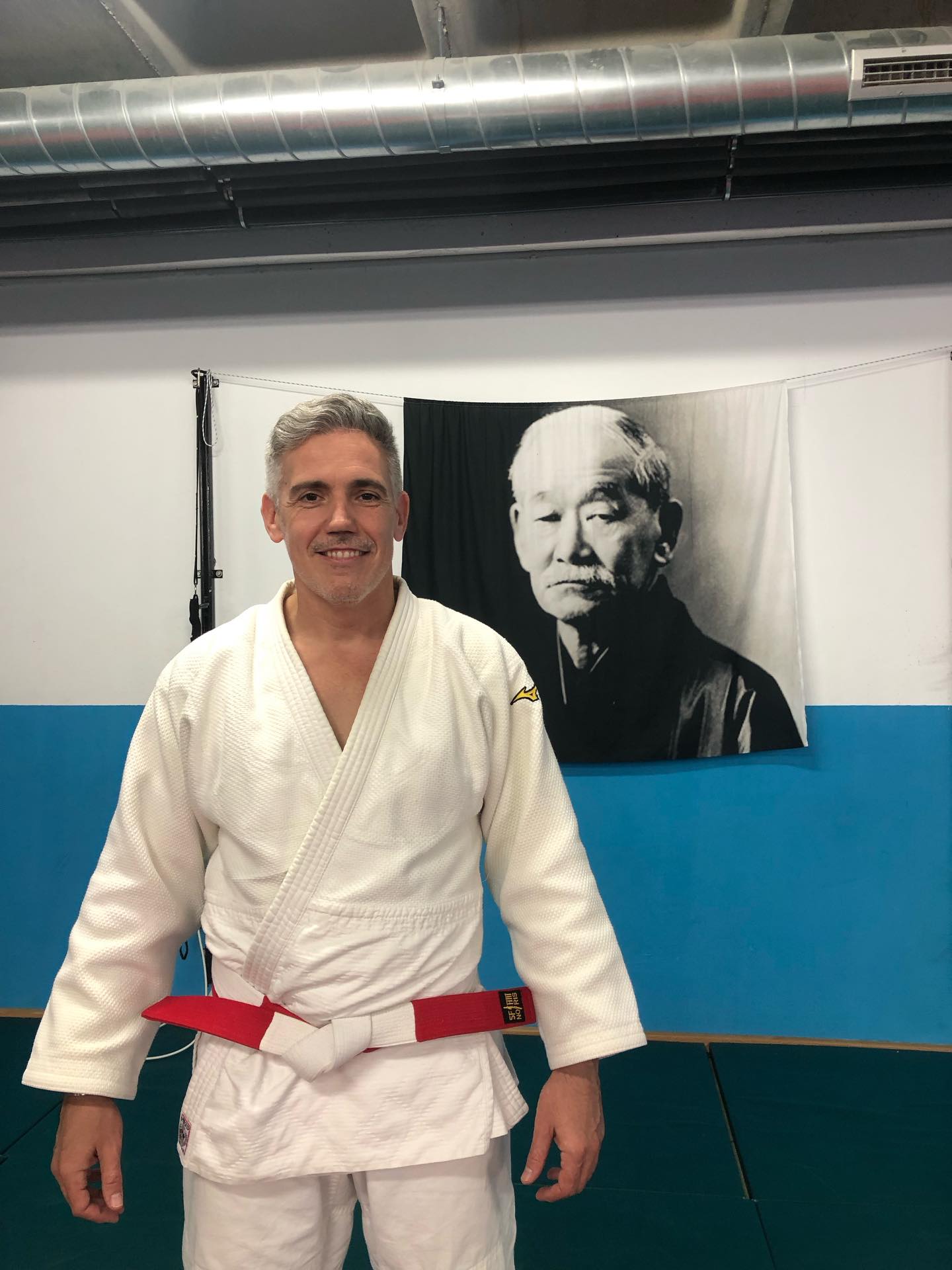 Hoy nuestro compañero adoptado @a_fernandez_c ha dado un paso muy importante en el camino del judo, uno de los más ilusionantes, ha aprobado el 6º DAN, con el cambio a cinturón blanco-rojo. Sin duda uno de los paso más especiales para cualquier judoka. tenemos la suerte de poder compartir Tatami con este gran judoka desde hace ya varios años y hemos podido acompañarle en su evolución y su camino hasta conseguir su objetivo. Enhorabuena Alberto por este nuevo dan, este nuevo cinturón, fruto del esfuerzo y de la constancia. Más que merecido!