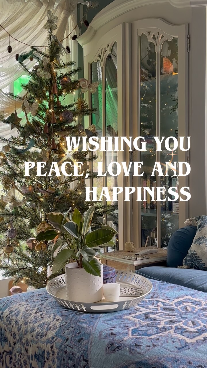 Wishing you peace, love, and happiness 🤍✨
As the year softens and so much of Australia slows, closes, and takes a collective breath, I’m holding a quiet wish for everyone.
That you feel safe.
That you feel nurtured.
That you feel cherished, in whatever way that looks for you.
No matter your beliefs, your traditions, or how you mark this time of year, may this season bring moments of rest, connection, and ease.
And if it’s tender or complicated, may there be gentleness too.
🌿 Holiday hours 🌿
The Awen Room is now closed for the holiday season and will reopen on 7 January.
Bookings are now open for January and February 2026.
With love and care,
Angela ✨