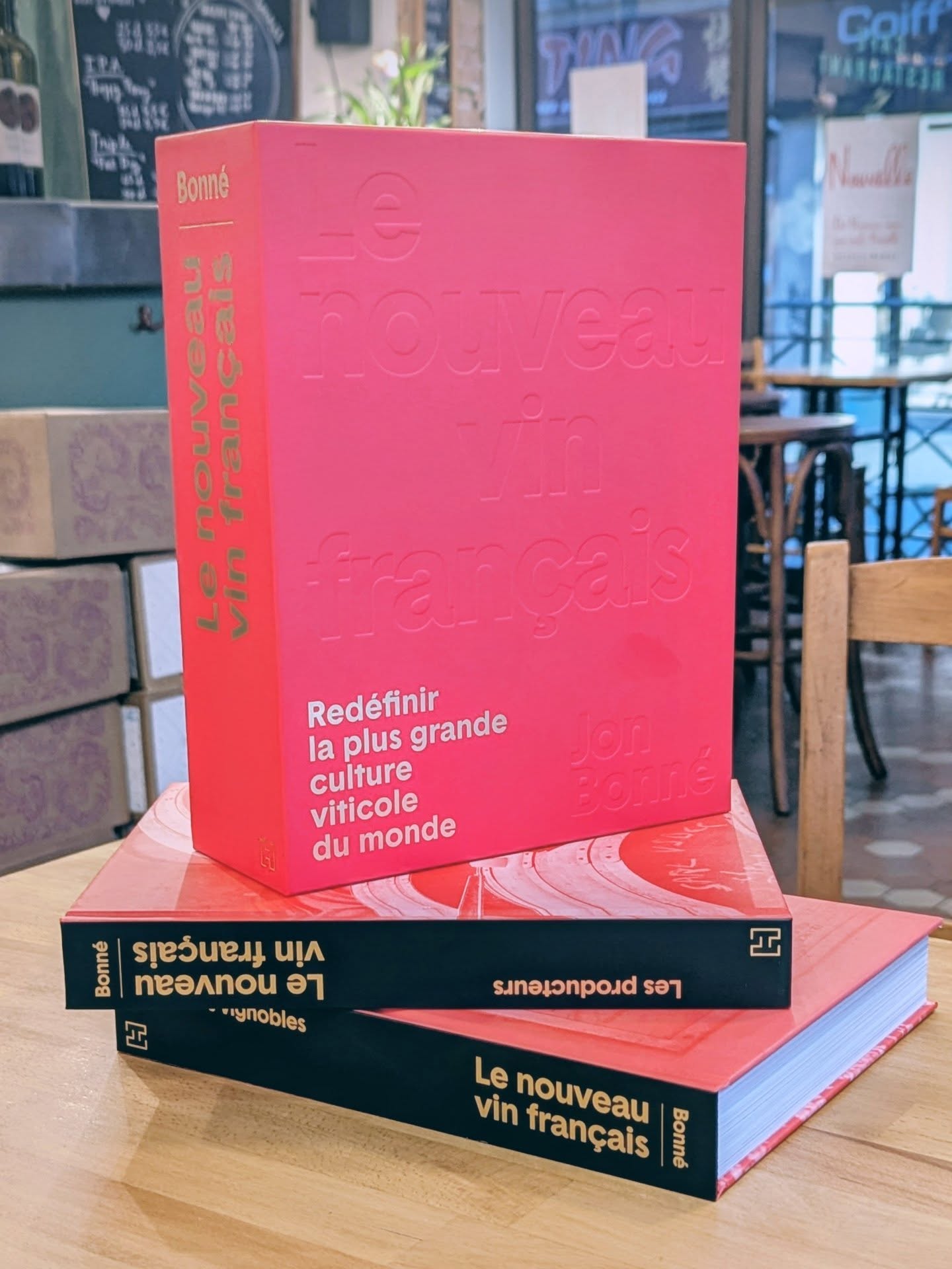 Le nouveau livre de @jbonne arrive au Petit Relais en même temps que notre livraison de @zelige_caravent, et j'étais trop heureux de voir qu’un beau passage leur est consacré.
En toute franchise, le livre est excellent. Je serai toujours étonné par le nombre de livres majeurs sur le vin français qui sont écrits à l'origine en anglais. C’est assez ironique pour un Irlandais comme moi : puisque toute ma carrière s'est déroulée en français, je n'ai même pas le lexique anglais pour les lire dans leur langue d'origine ! Est-ce égoïste de dire qu'on comprend mieux le vin à travers la langue française ?
En tout cas, le livre est fucking génial, juste à temps pour Noël.